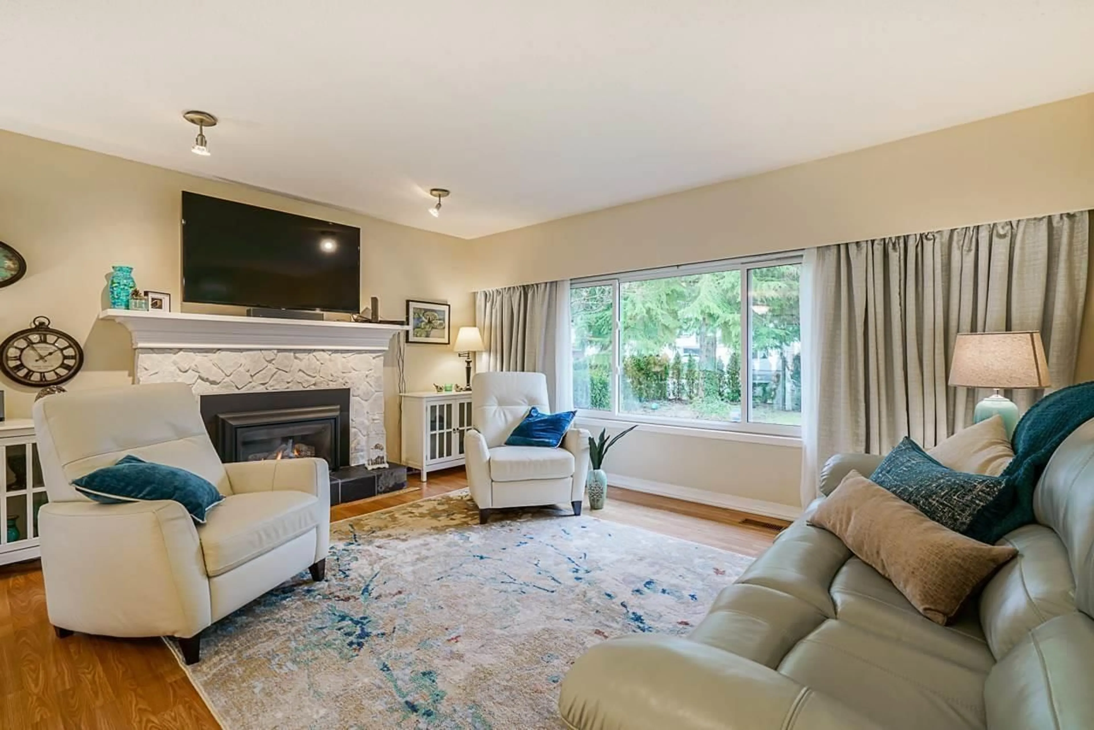 Living room with furniture, unknown for 20419 40B, Langley British Columbia V3A5M4