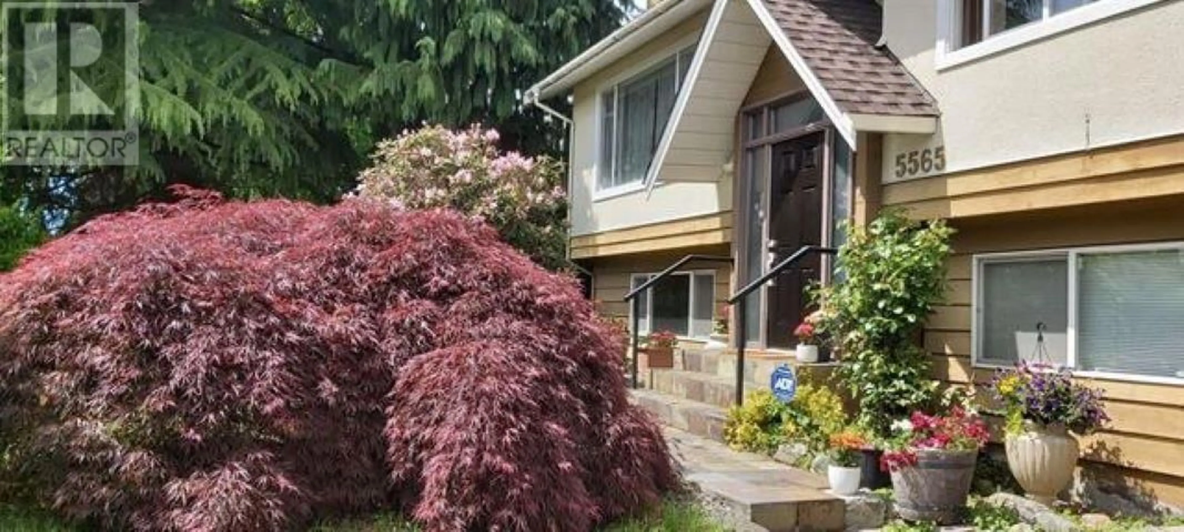 Home with vinyl exterior material, street for 5565 GILPIN STREET, Burnaby British Columbia V5G2H8