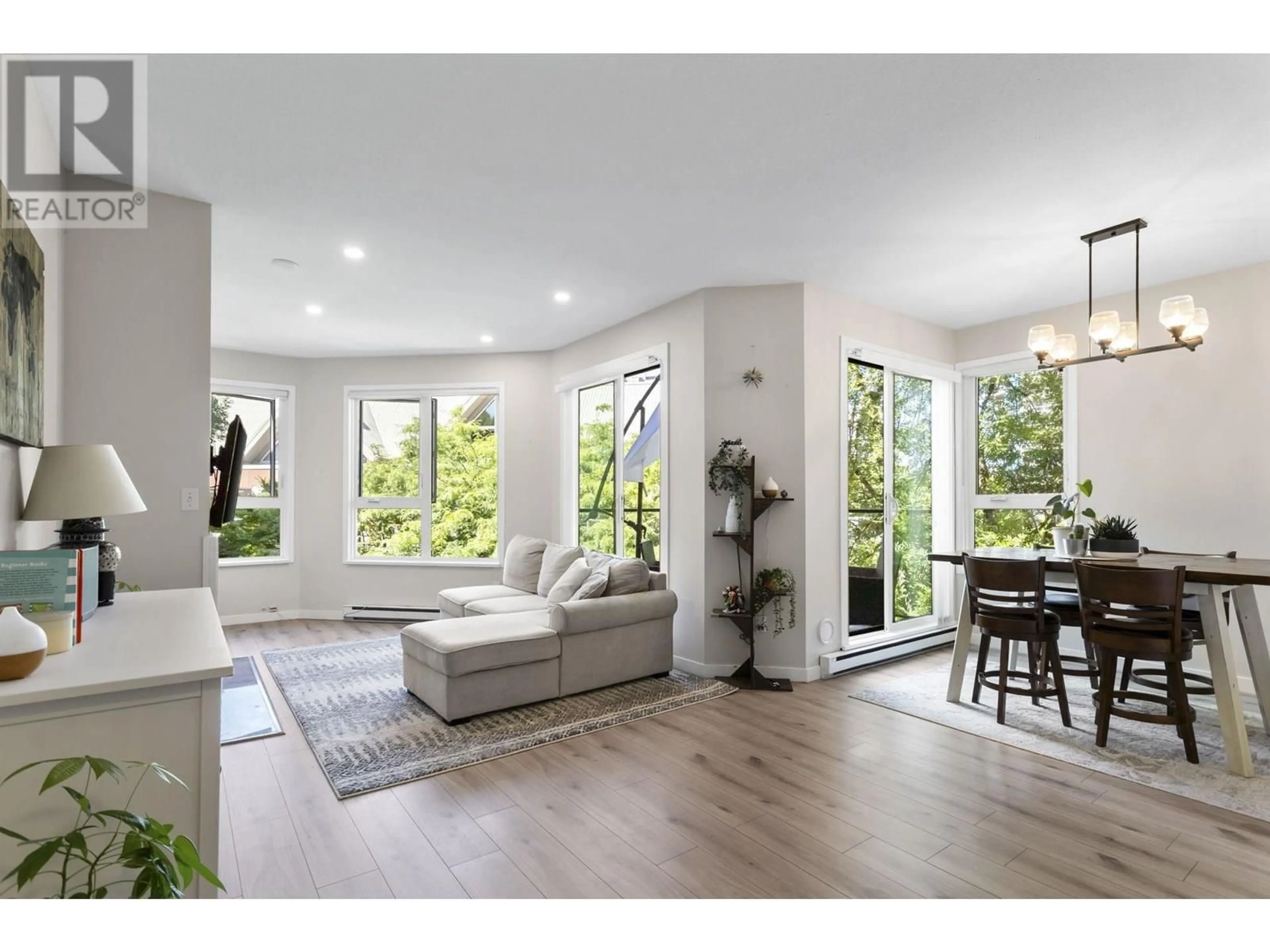 Living room with furniture, unknown for 426 - 1150 QUAYSIDE DRIVE, New Westminster British Columbia V3M6E1