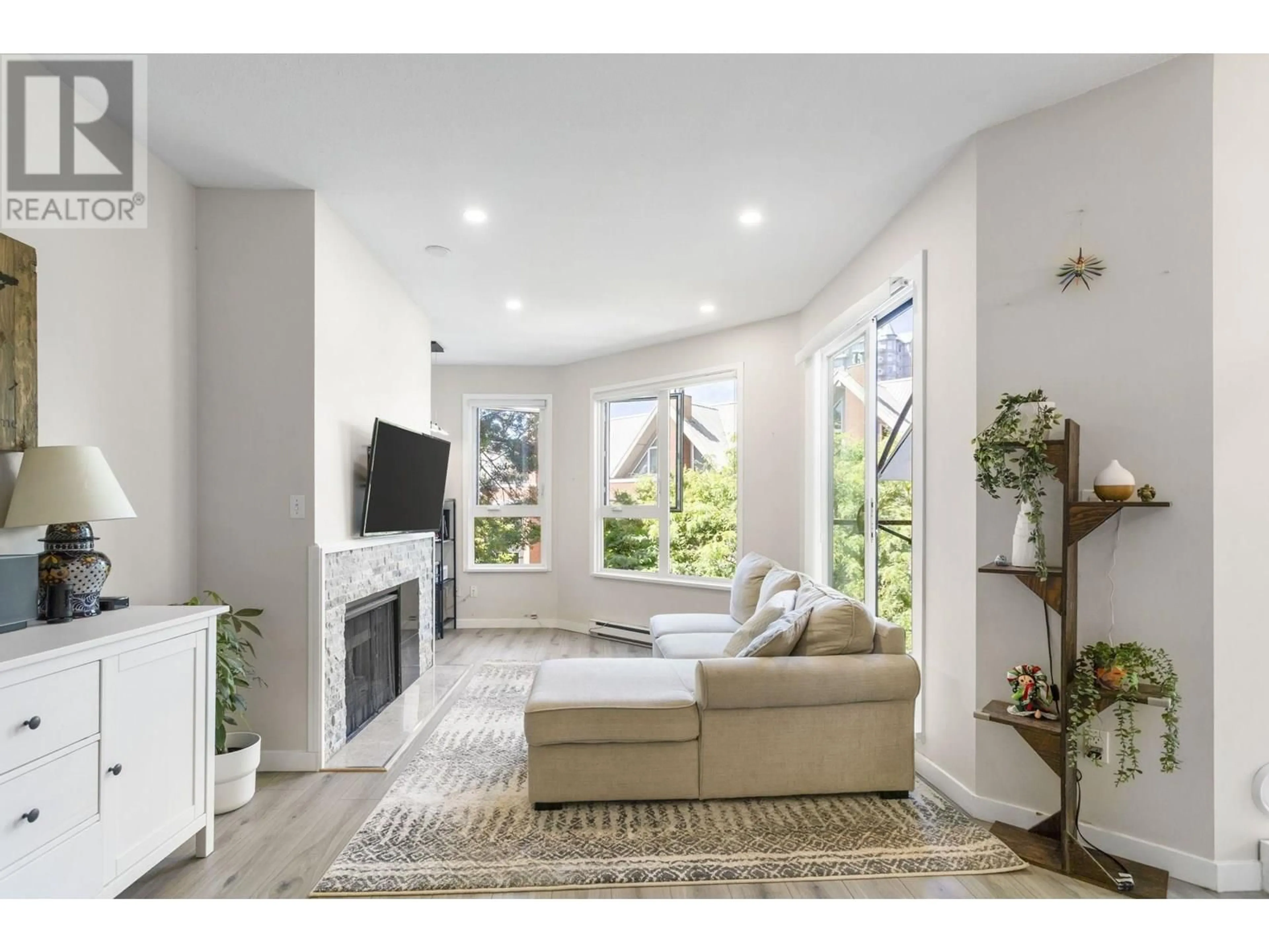 Living room with furniture, unknown for 426 - 1150 QUAYSIDE DRIVE, New Westminster British Columbia V3M6E1