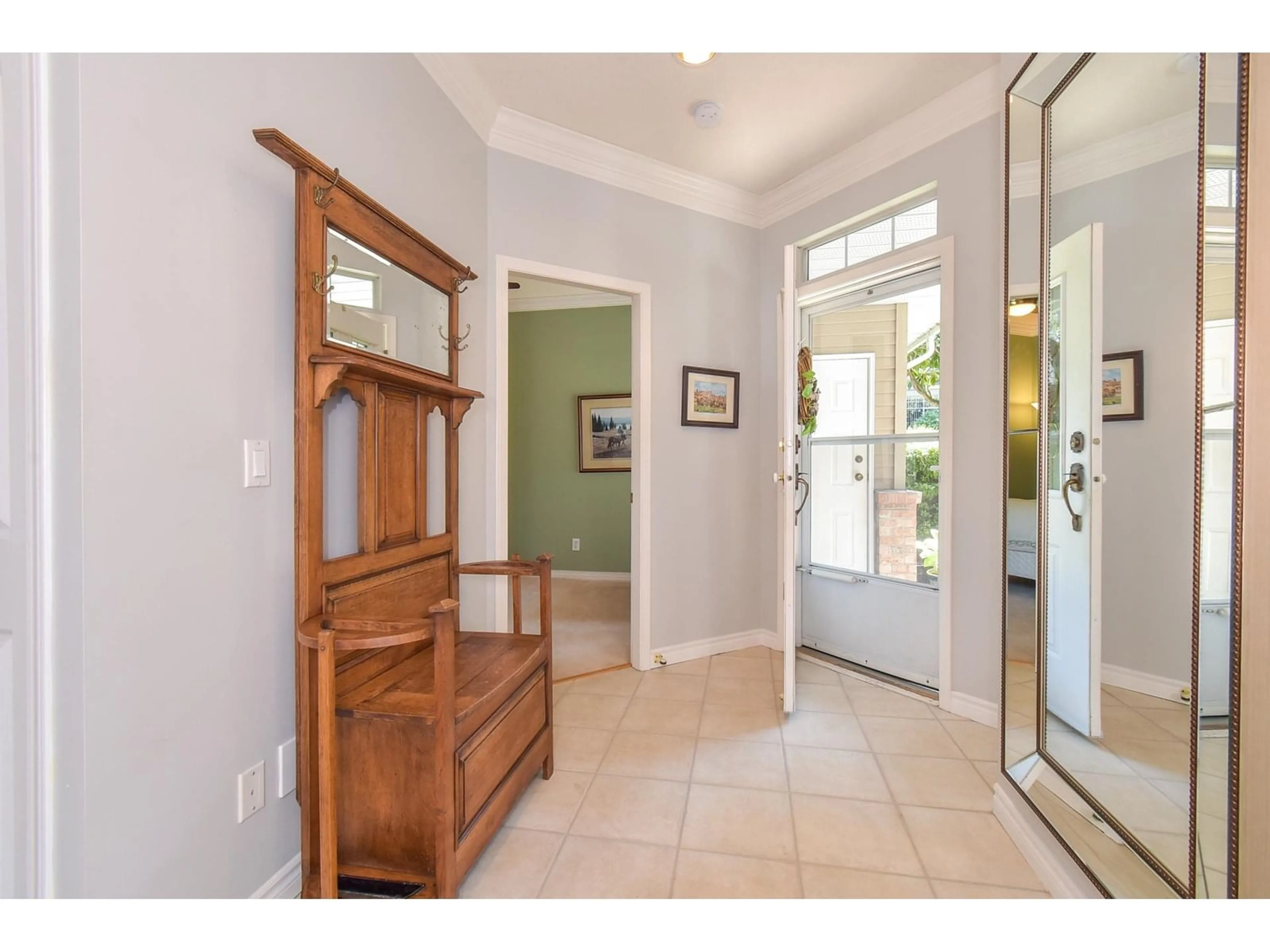 Indoor entryway for 54 - 2533 152, Surrey British Columbia V4P1N4