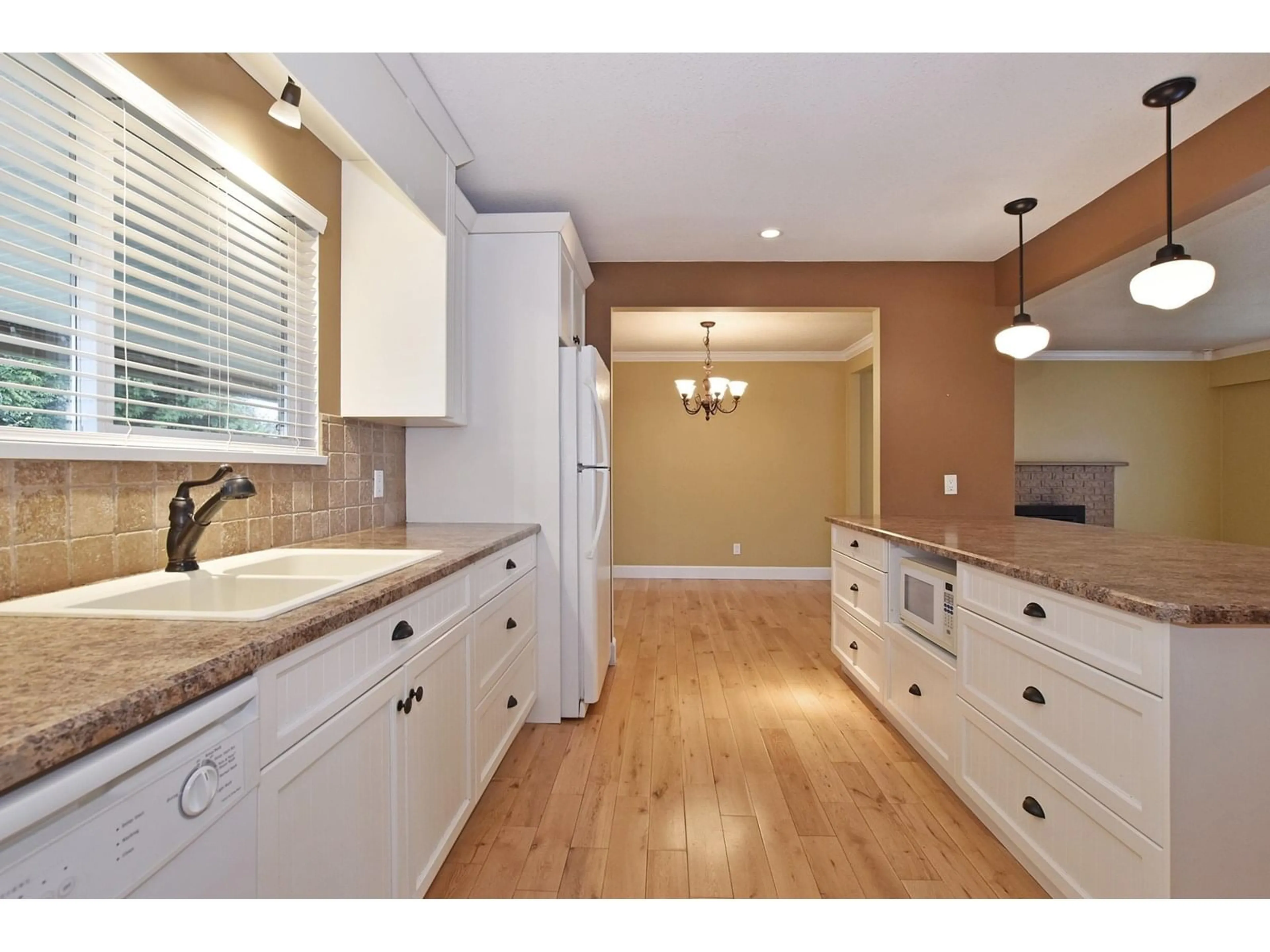 Open concept kitchen, unknown for 2897 CAMELLIA, Abbotsford British Columbia V2S4K4