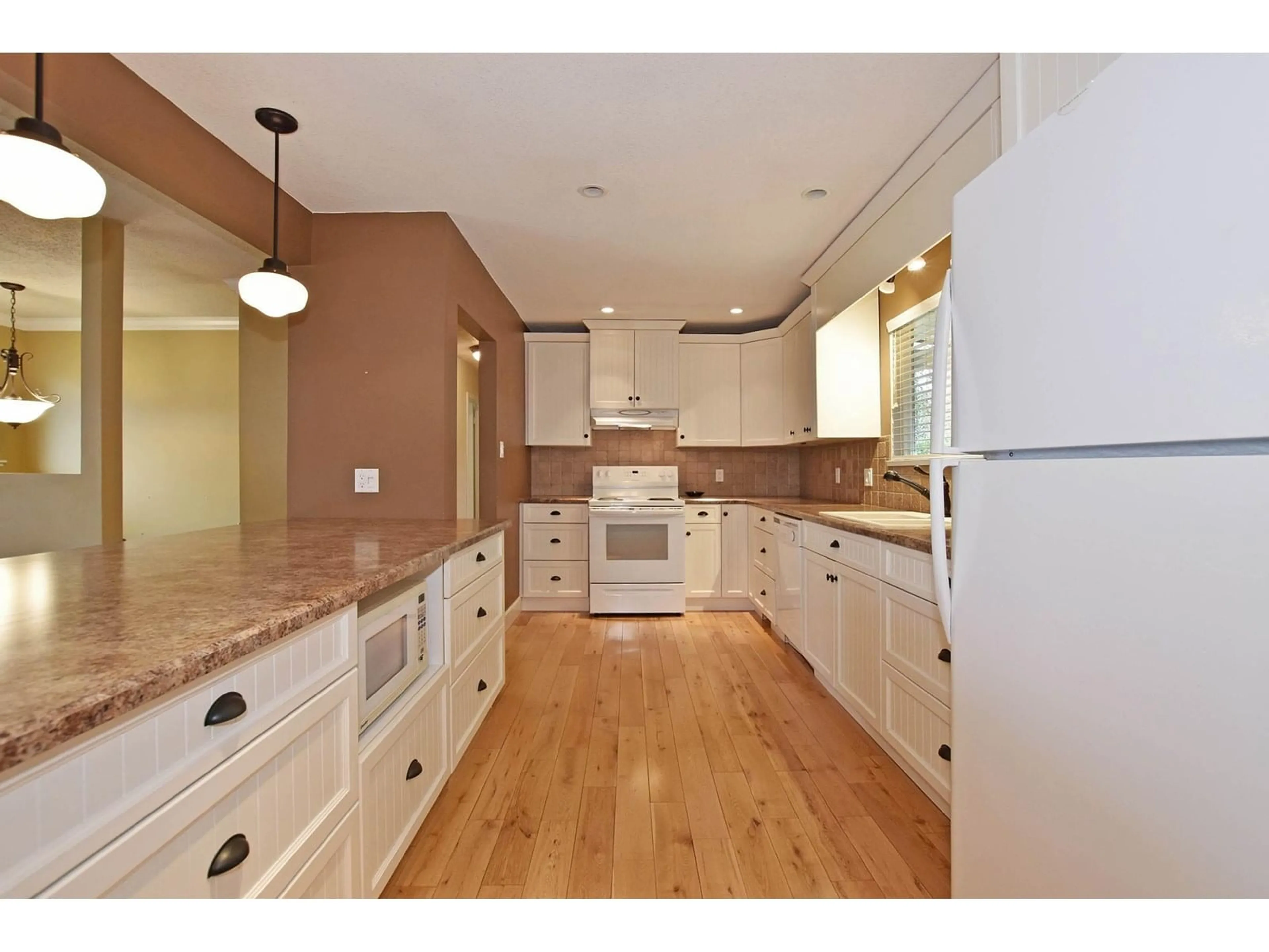 Open concept kitchen, unknown for 2897 CAMELLIA, Abbotsford British Columbia V2S4K4