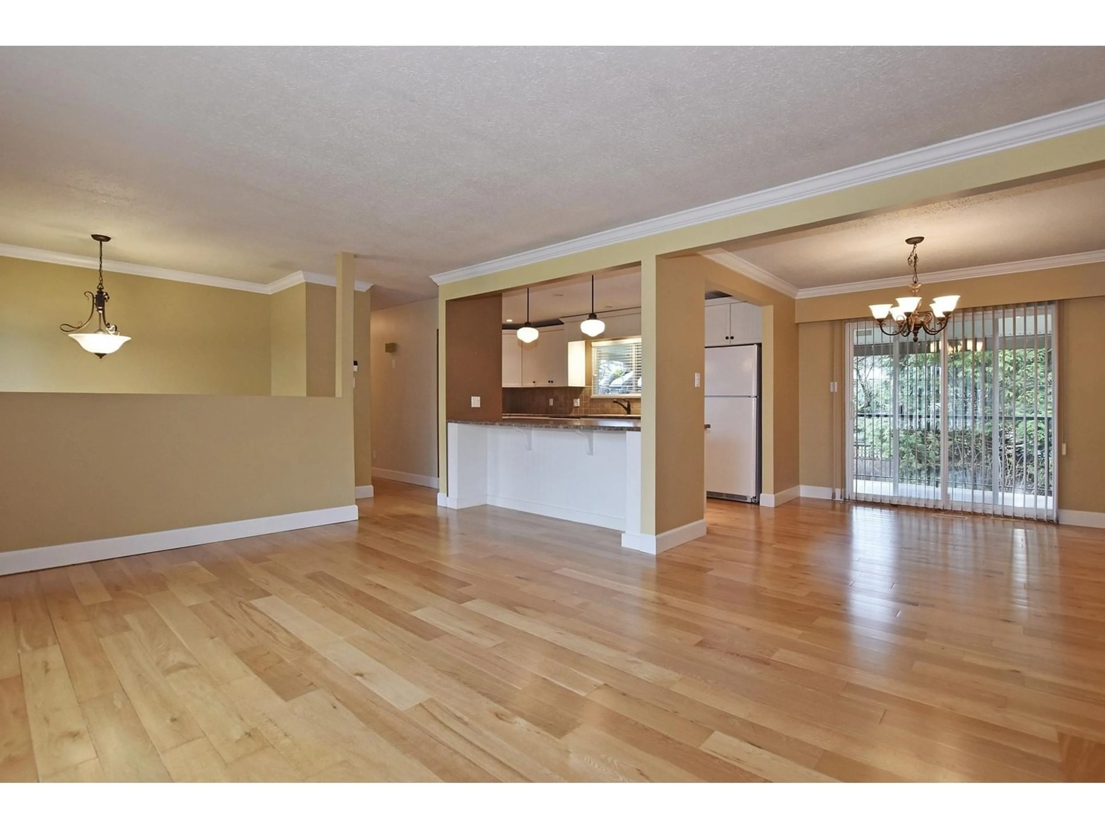 Open concept kitchen, wood/laminate floor for 2897 CAMELLIA, Abbotsford British Columbia V2S4K4