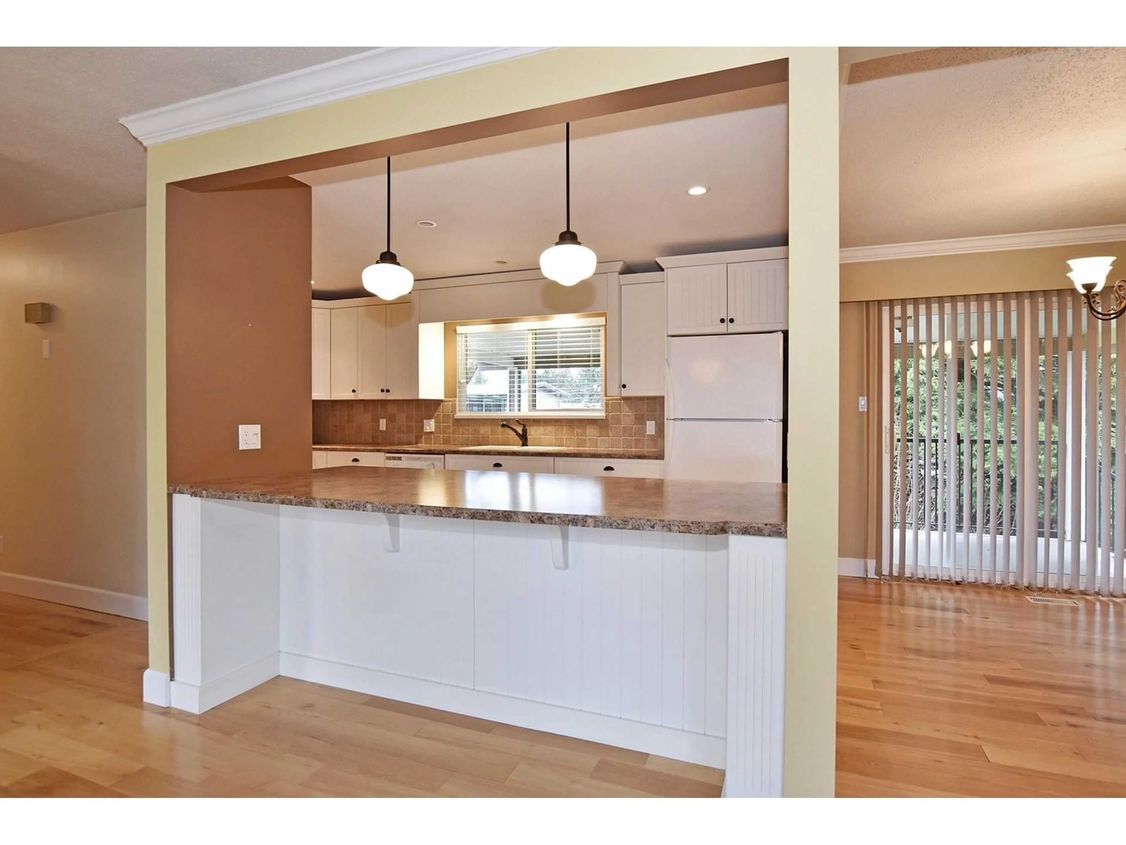 Open concept kitchen, wood/laminate floor for 2897 CAMELLIA, Abbotsford British Columbia V2S4K4