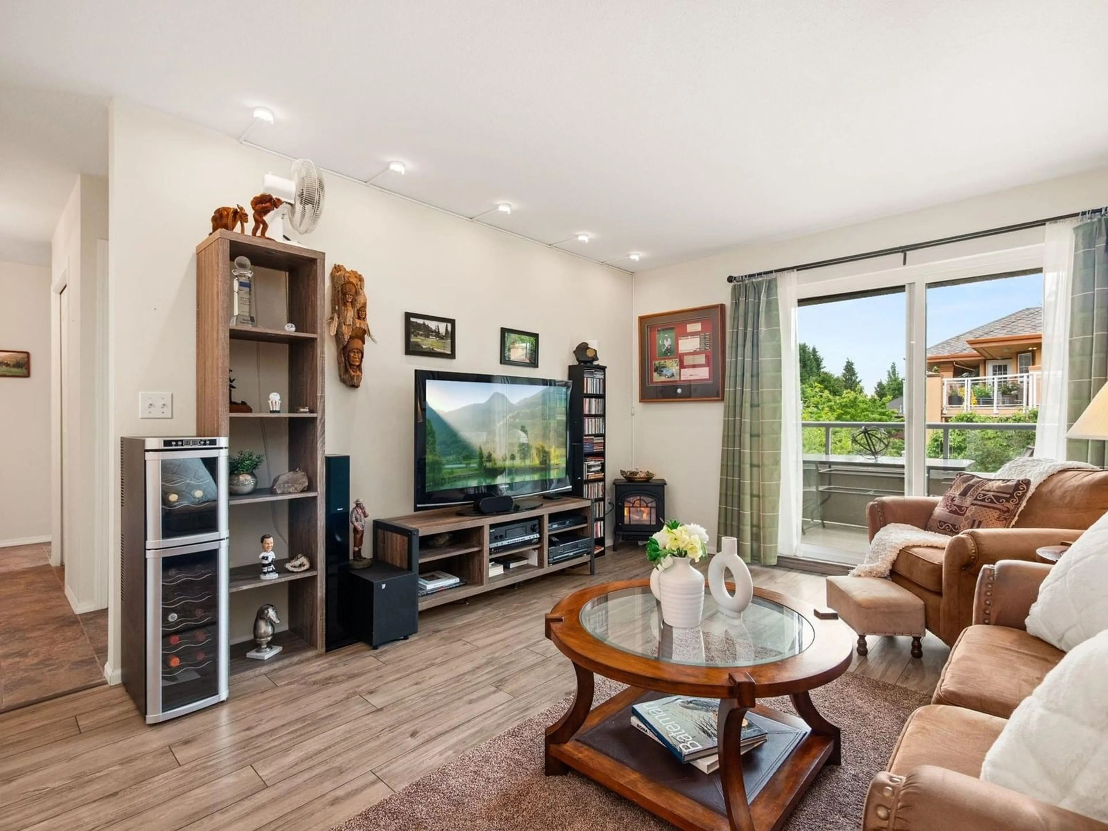 Living room with furniture, wood/laminate floor for 206 - 2239 152, Surrey British Columbia V4A4P1