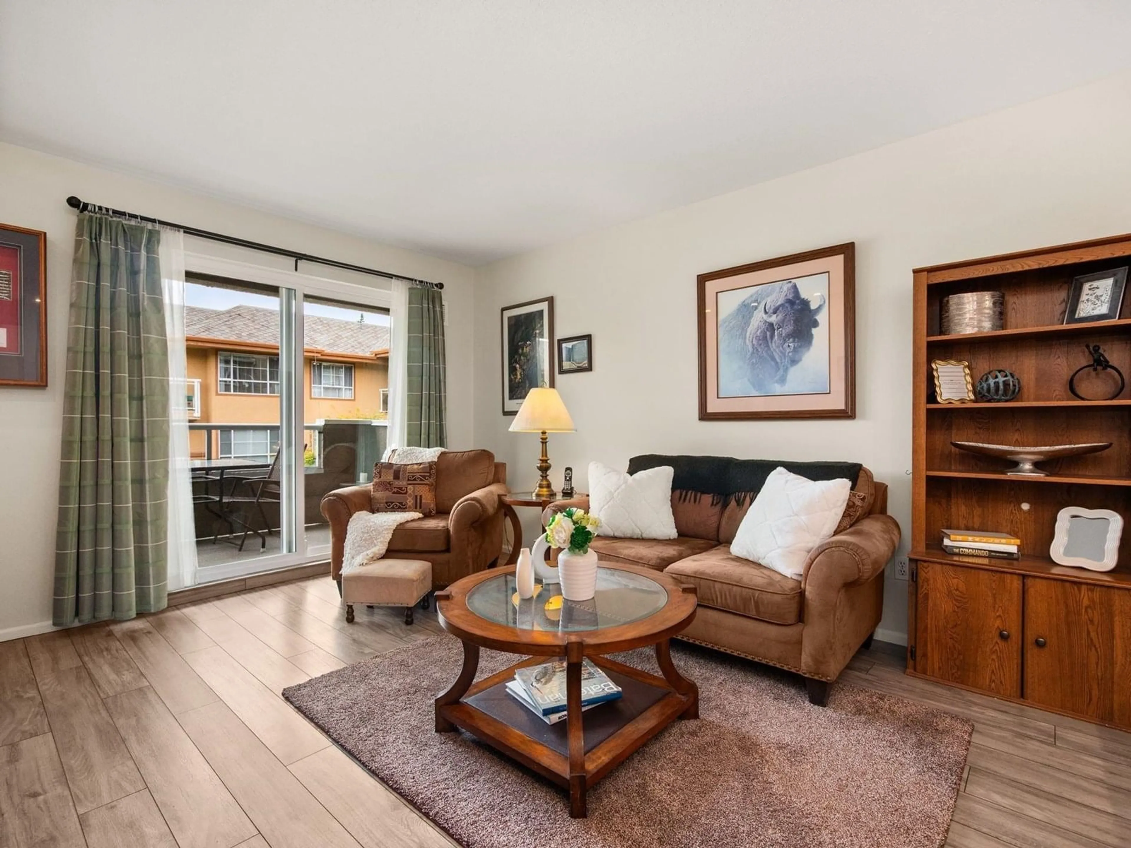 Living room with furniture, wood/laminate floor for 206 - 2239 152, Surrey British Columbia V4A4P1