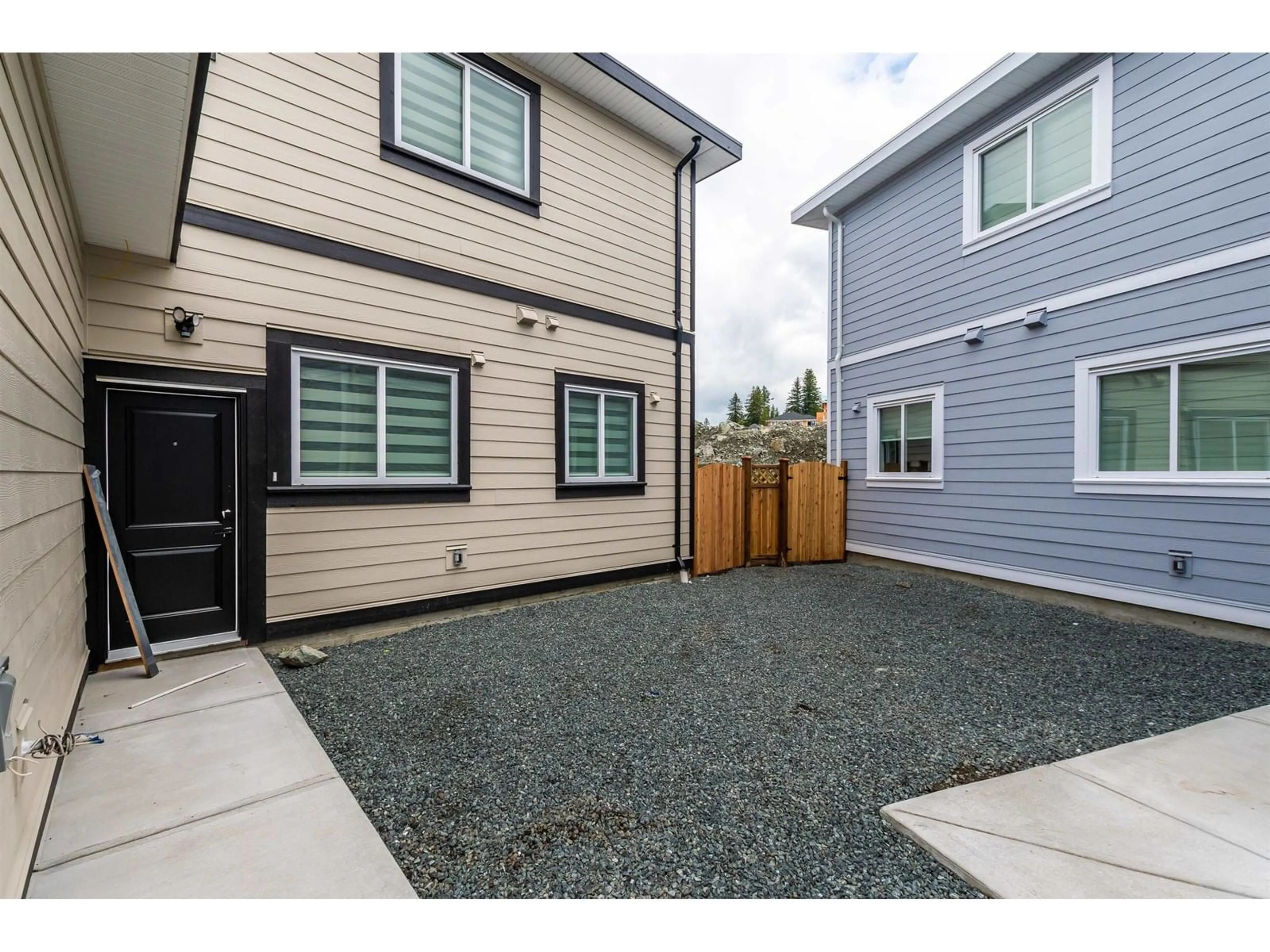 Home with vinyl exterior material, street for 46065 CRESTVIEW DRIVE, Chilliwack British Columbia V2R6G4