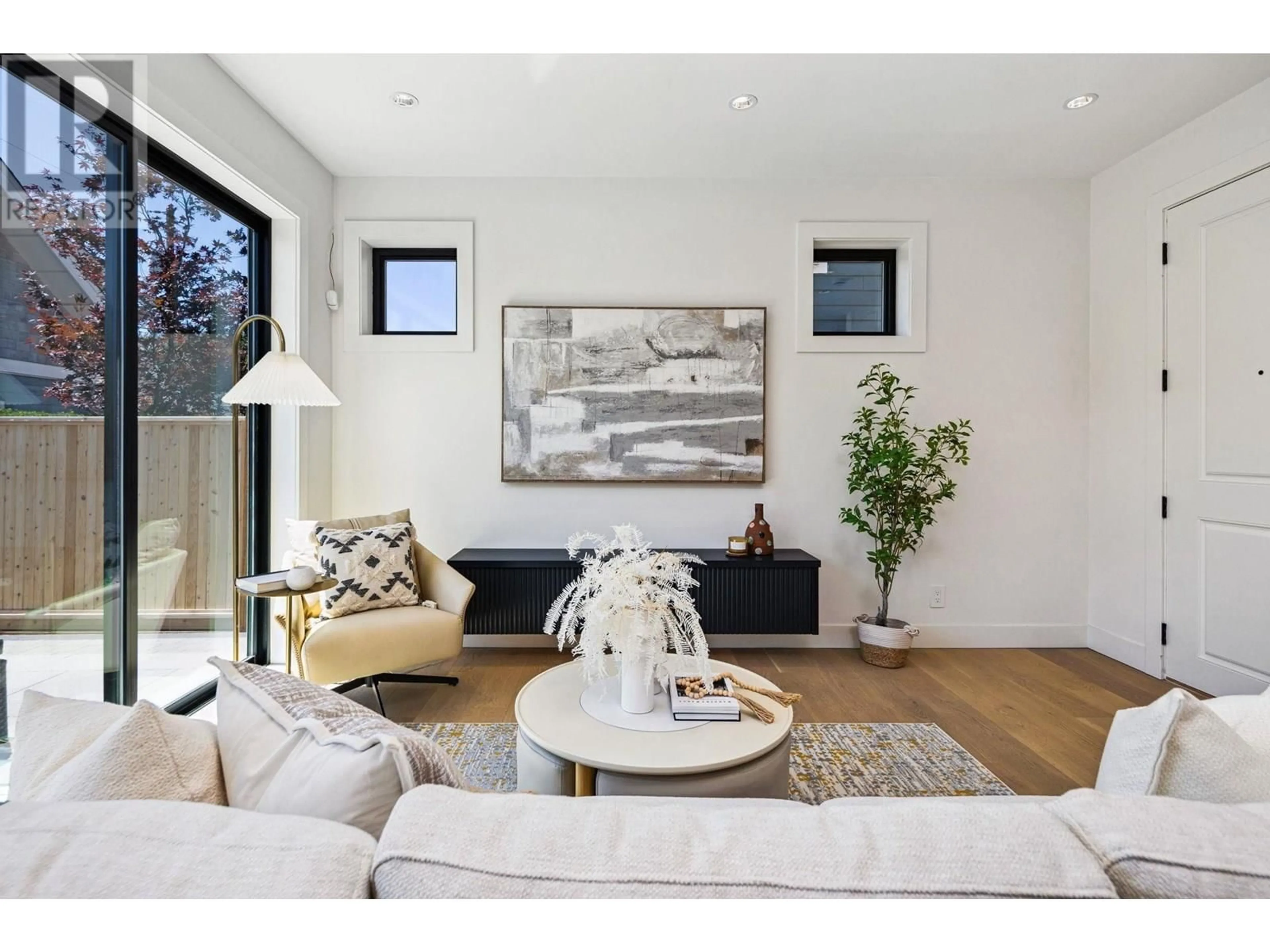 Living room with furniture, wood/laminate floor for 2 - 250 39TH AVENUE, Vancouver British Columbia V5W1K2
