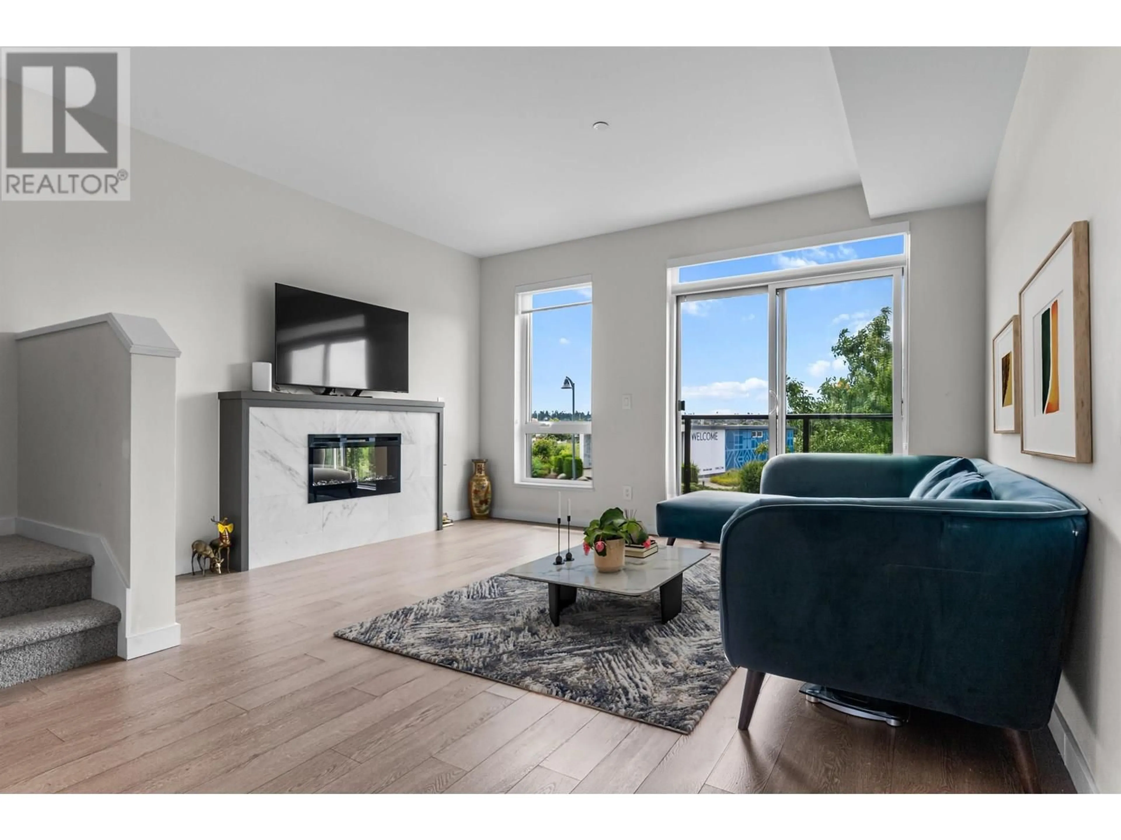 Living room with furniture, wood/laminate floor for 133 - 4738 HEMLOCK WAY, Tsawwassen British Columbia V4M0E3