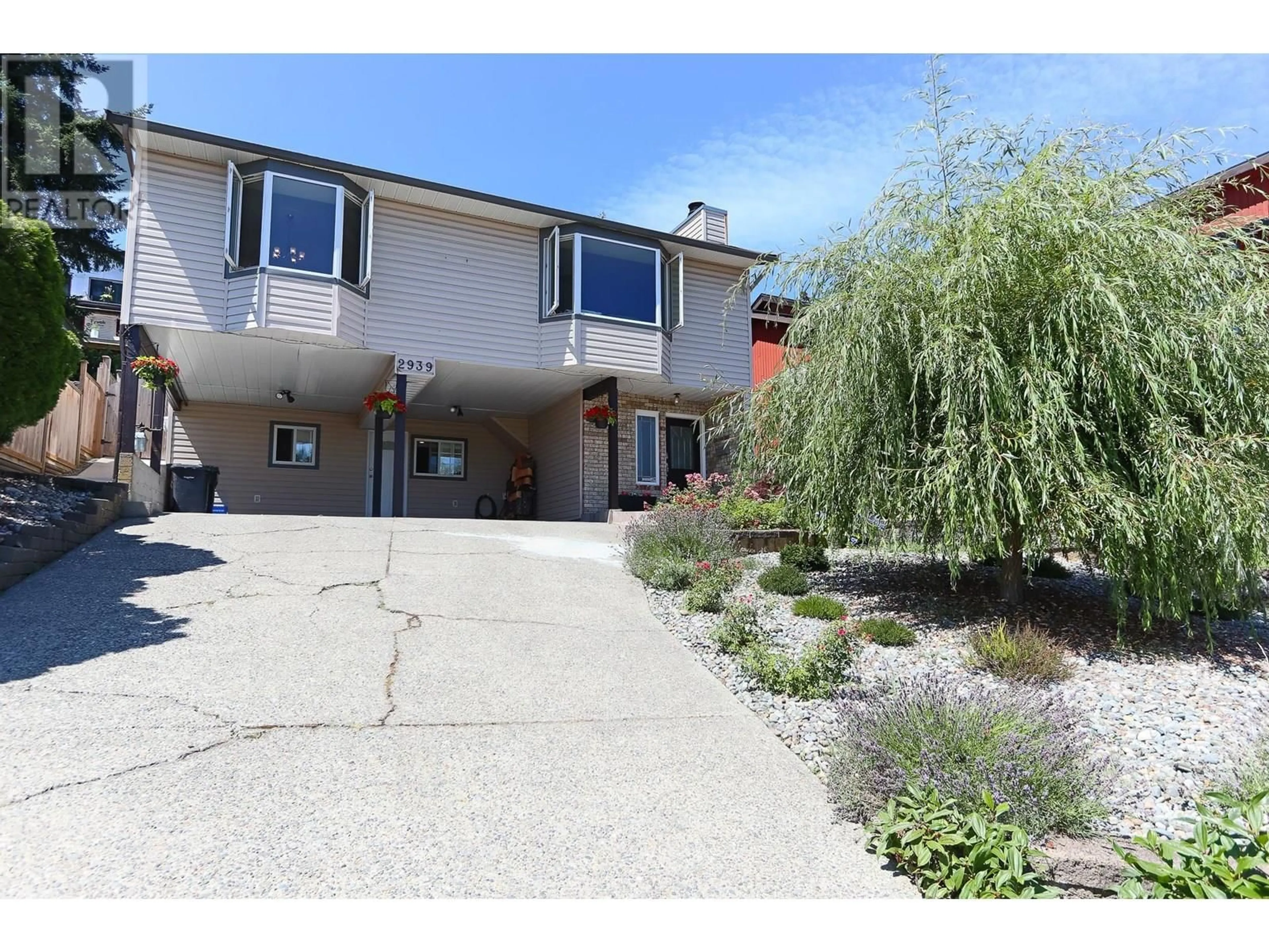 A pic from outside/outdoor area/front of a property/back of a property/a pic from drone, street for 2939 KEETS DRIVE, Coquitlam British Columbia V3C4S6