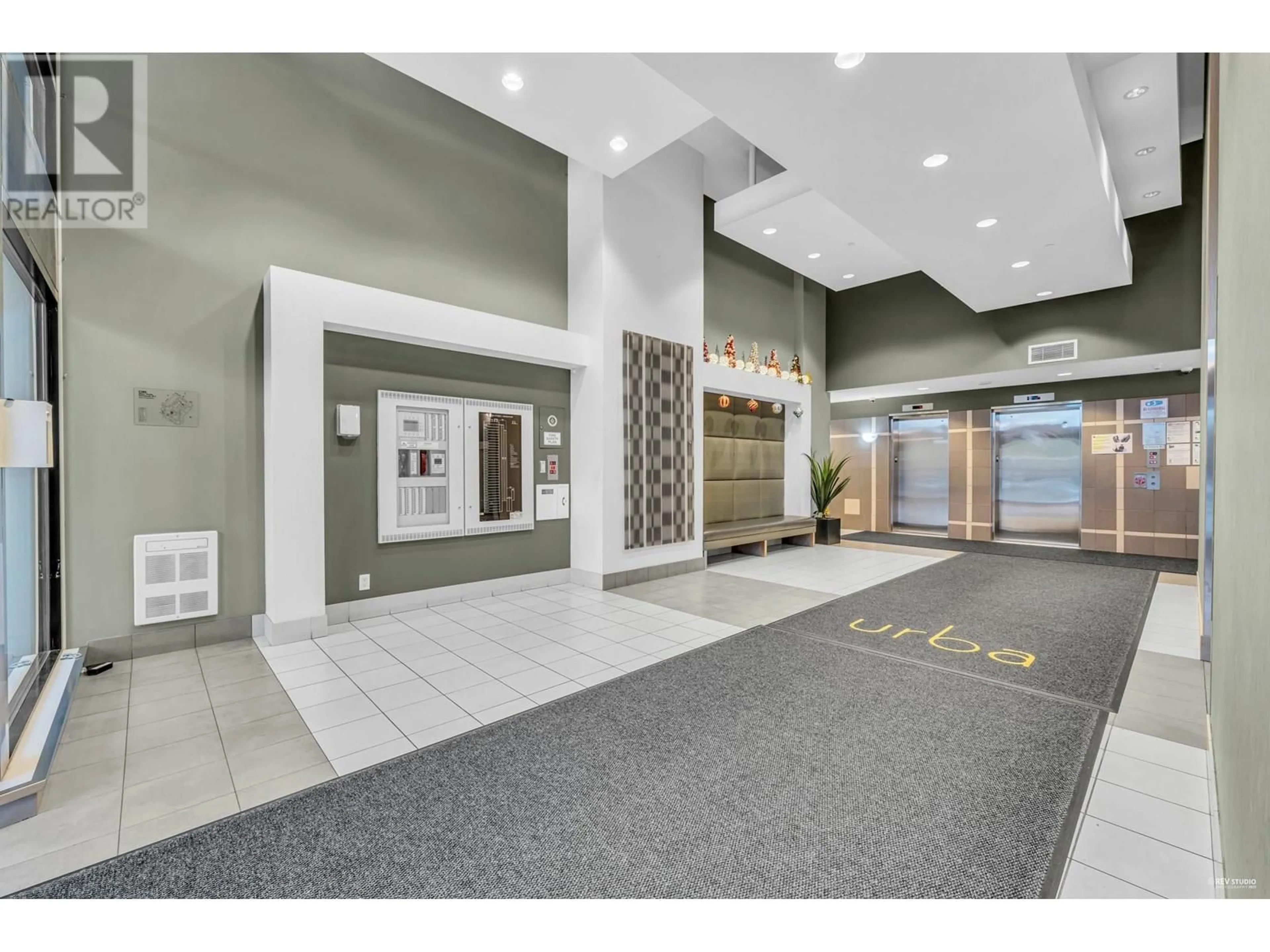 Indoor foyer for 1807 - 5380 OBEN STREET, Vancouver British Columbia V5R6H7