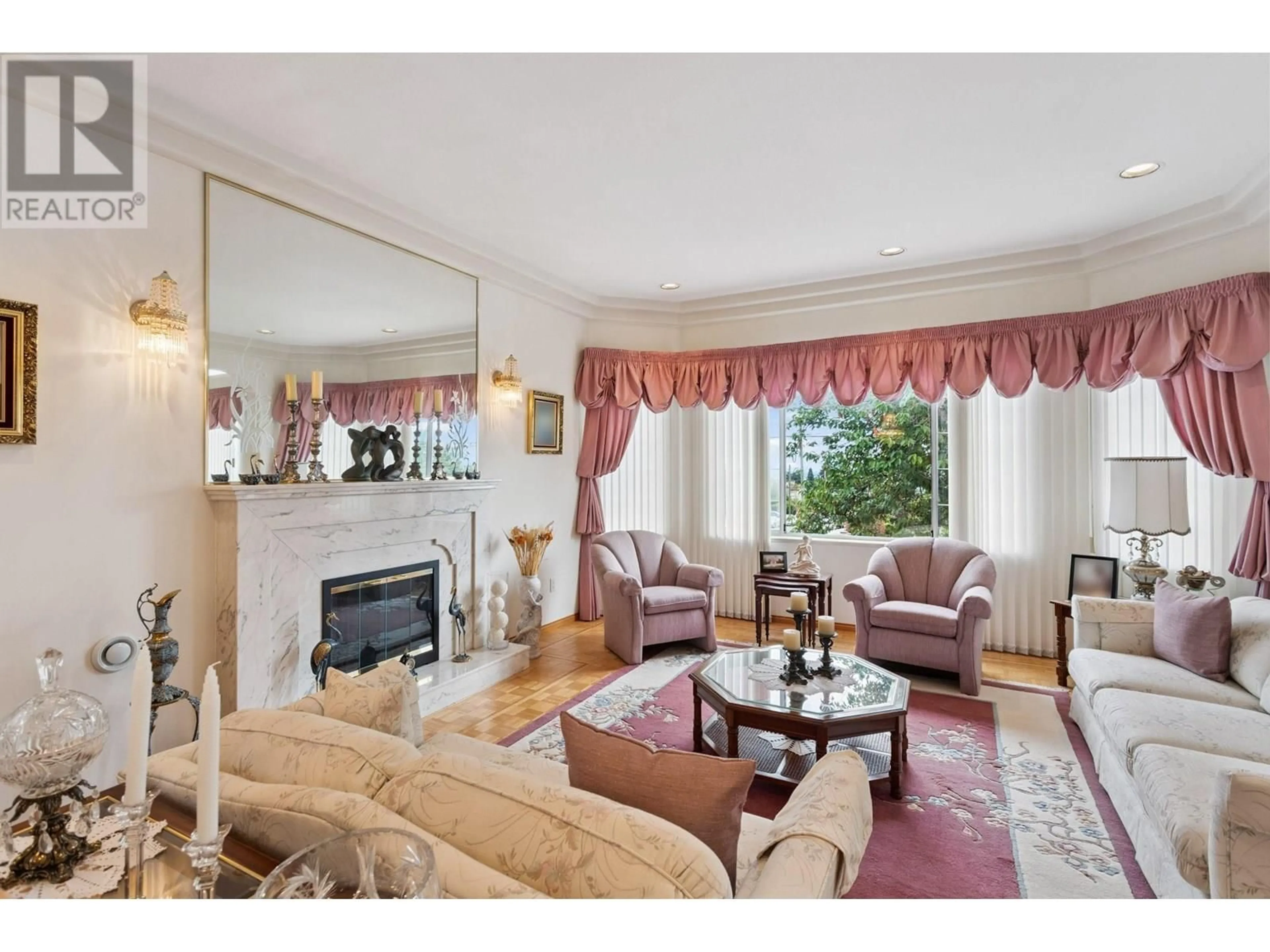 Living room with furniture, unknown for 5889 NEVILLE STREET, Burnaby British Columbia V5J2J3