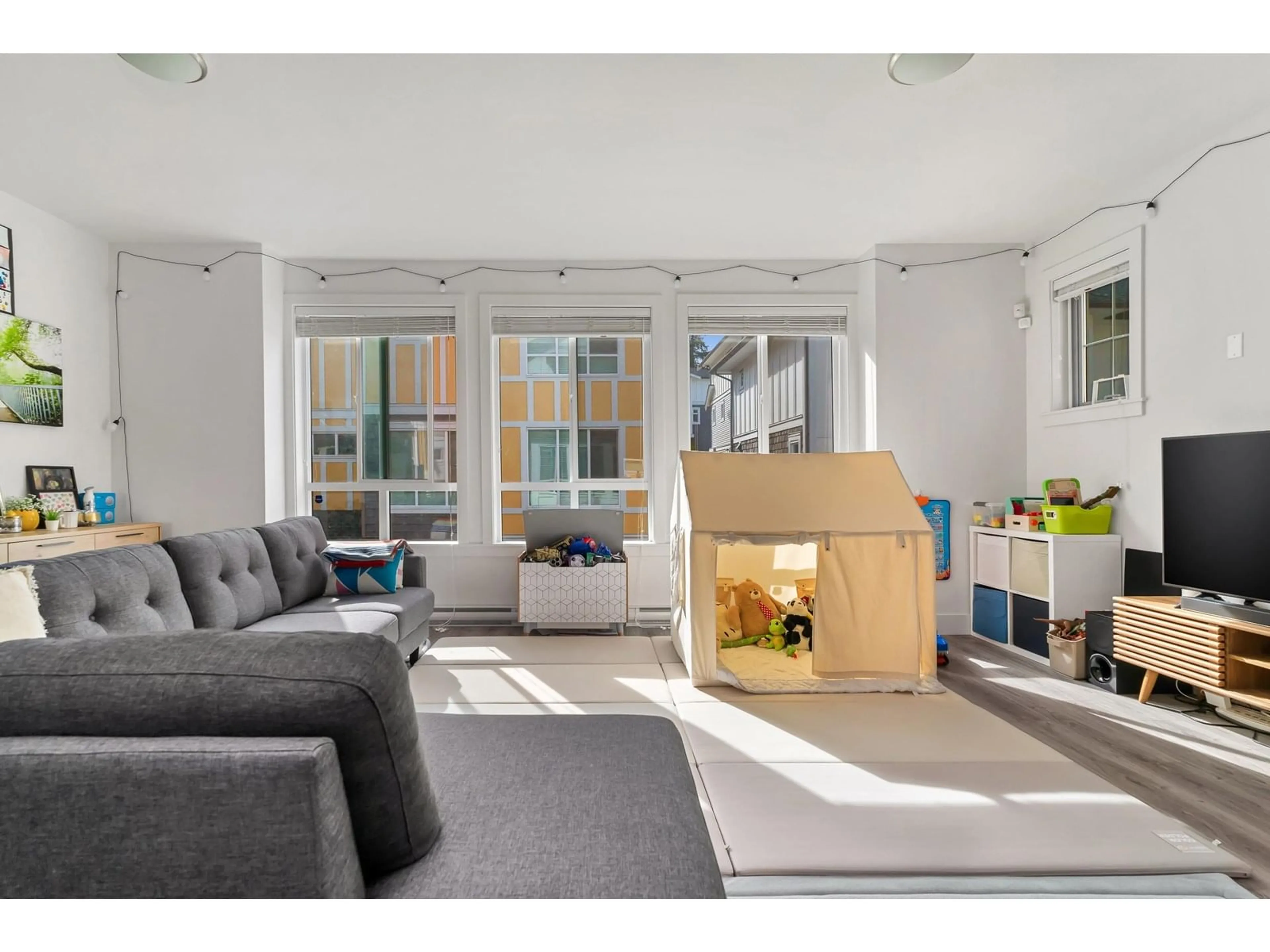 Living room with furniture, unknown for 97 - 9688 162A, Surrey British Columbia V4N6V3