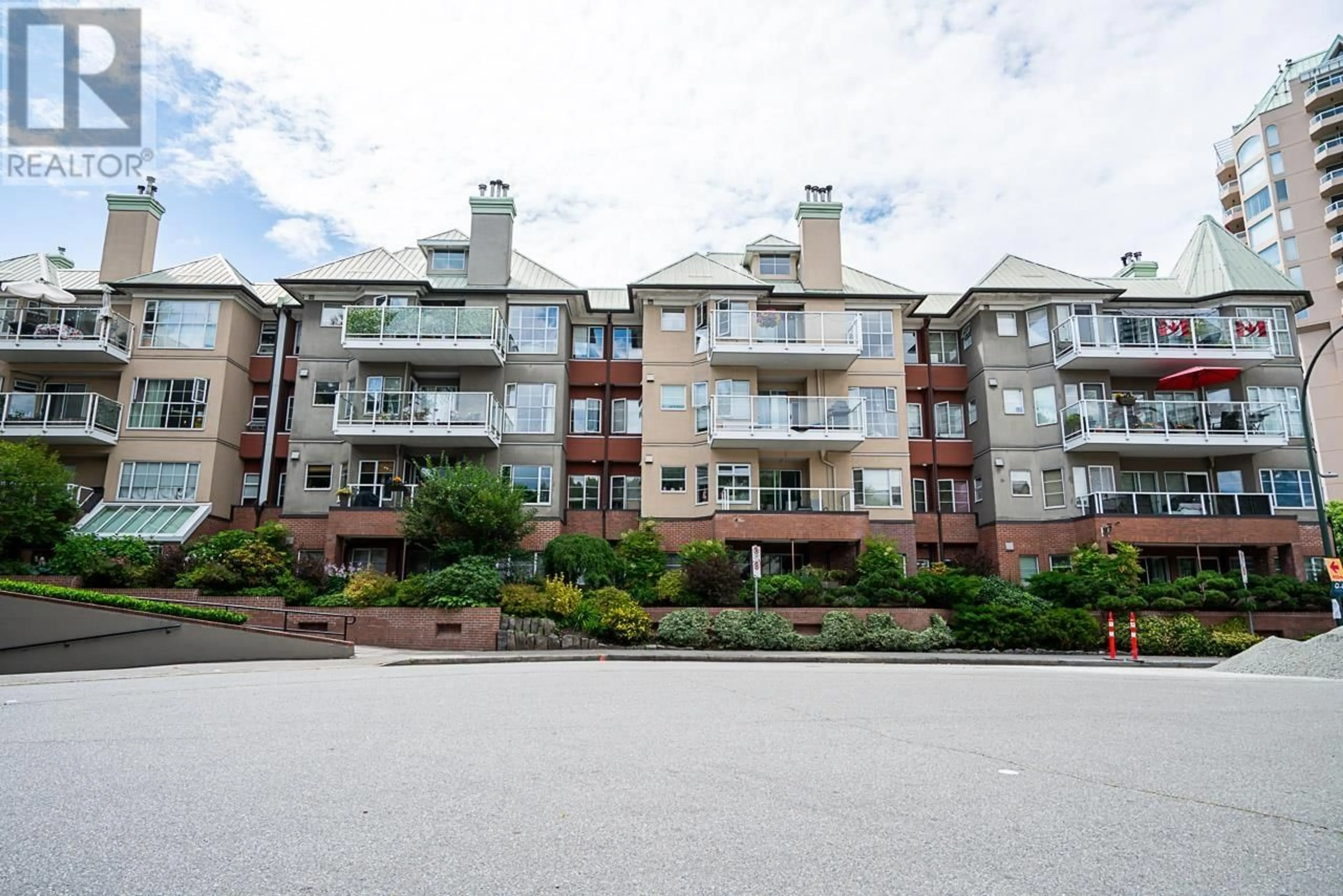 A pic from outside/outdoor area/front of a property/back of a property/a pic from drone, unknown for 202 - 12 K DE K COURT, New Westminster British Columbia V3M6C5