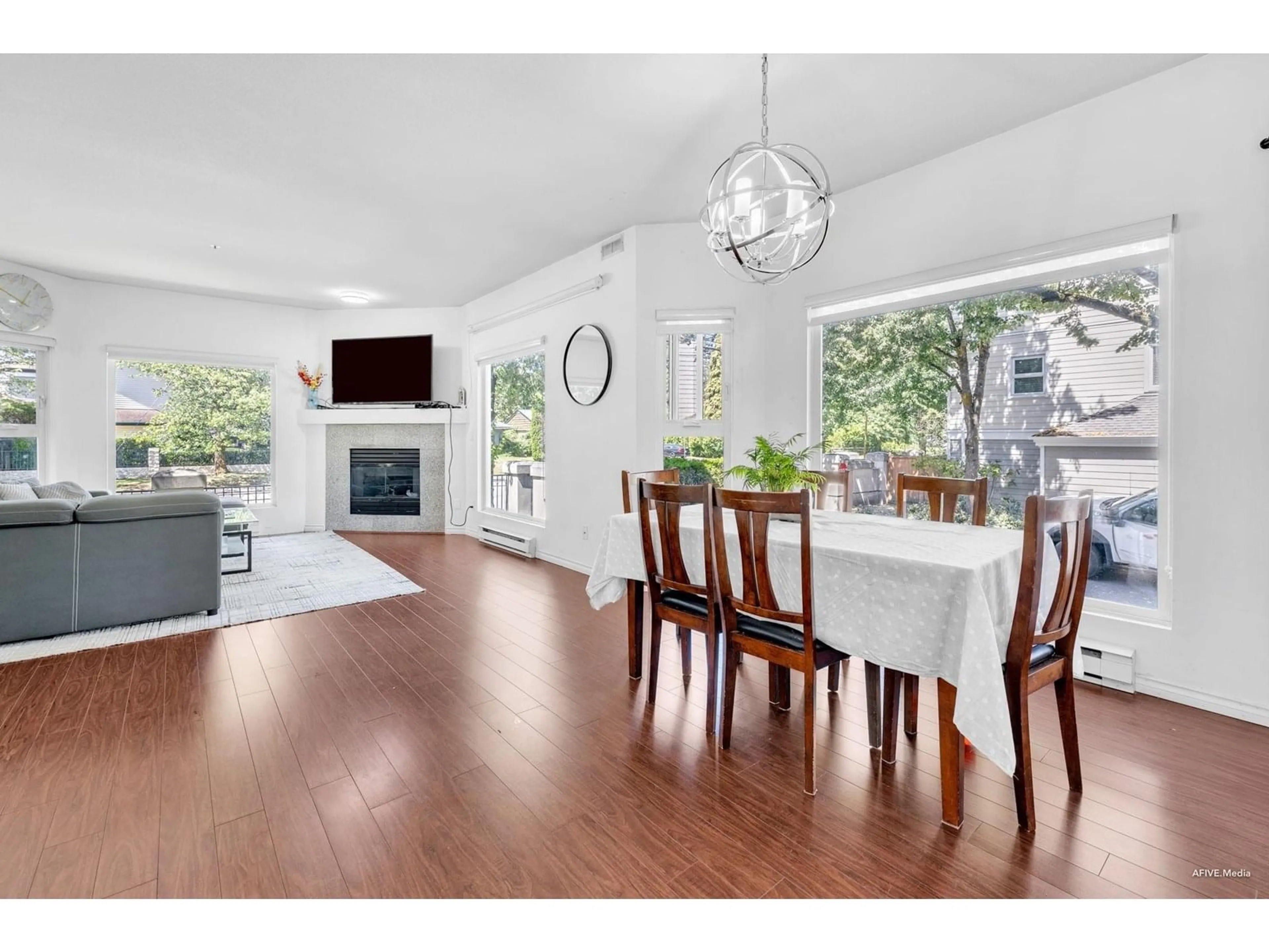 Open concept kitchen, wood/laminate floor for 112 - 10320 156, Surrey British Columbia V3R4L8