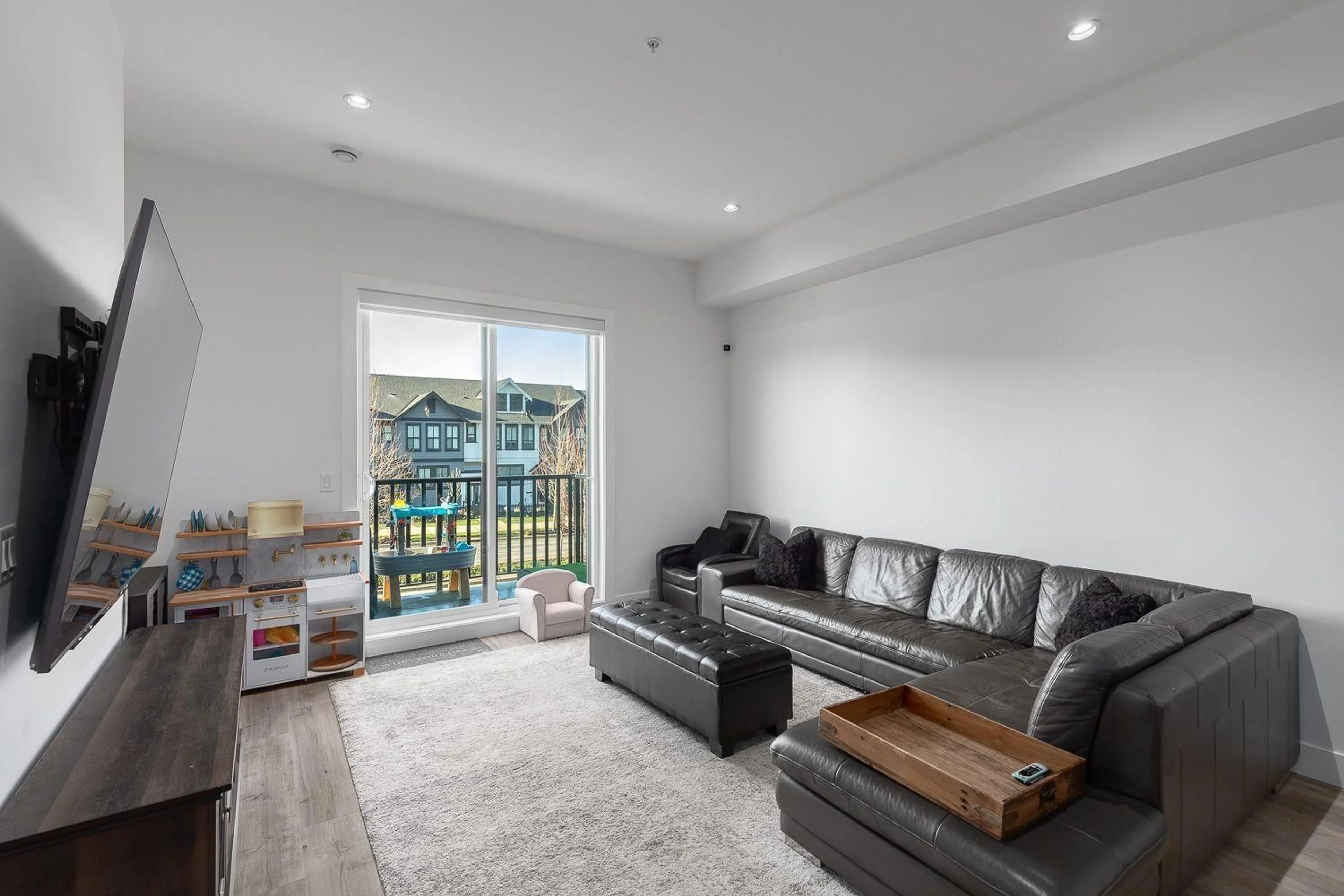 Living room with furniture, unknown for 8142 202, Langley British Columbia V2Y3K2