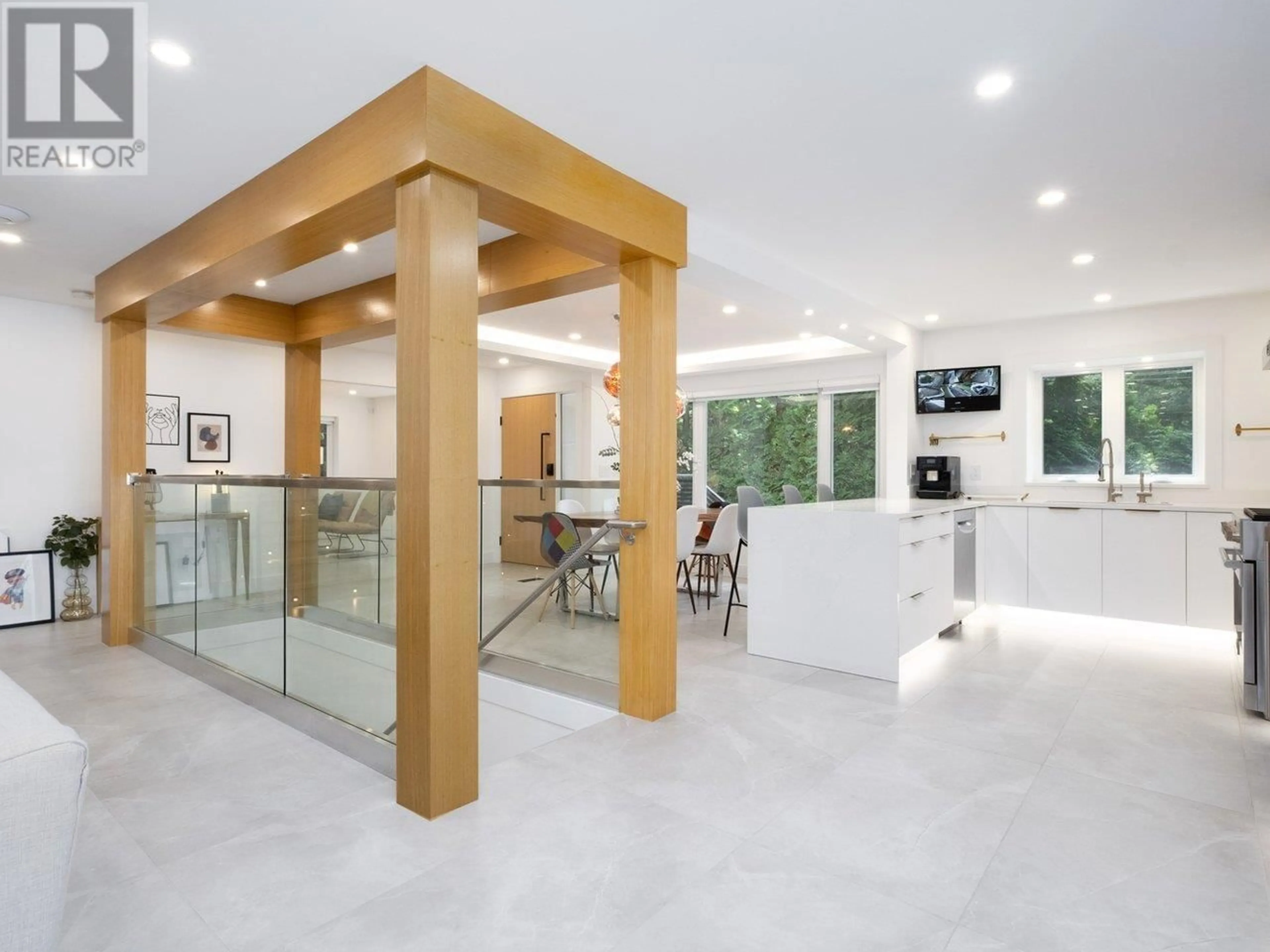 Indoor foyer for 4283 CAPILANO ROAD, North Vancouver British Columbia V7R4J6