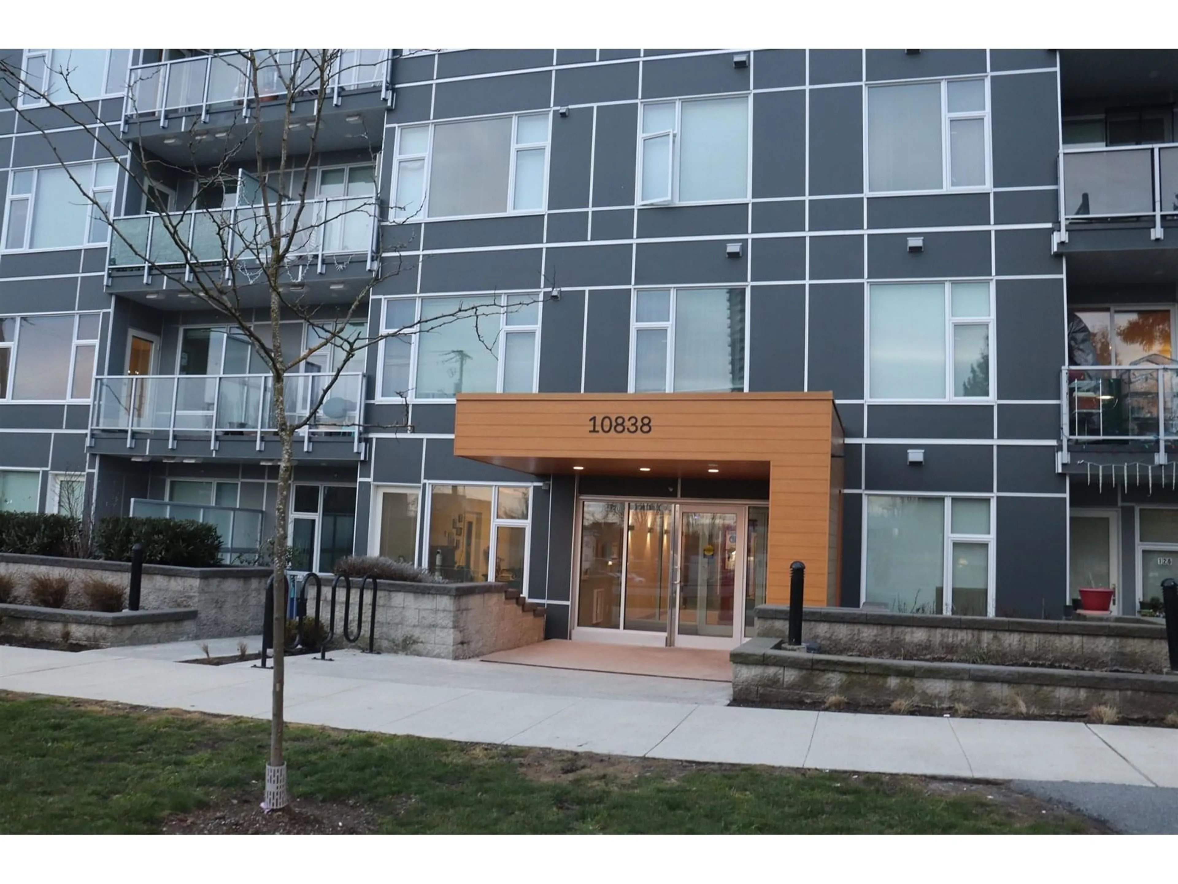 Indoor foyer for 207 - 10838 WHALLEY, Surrey British Columbia V3R0G8
