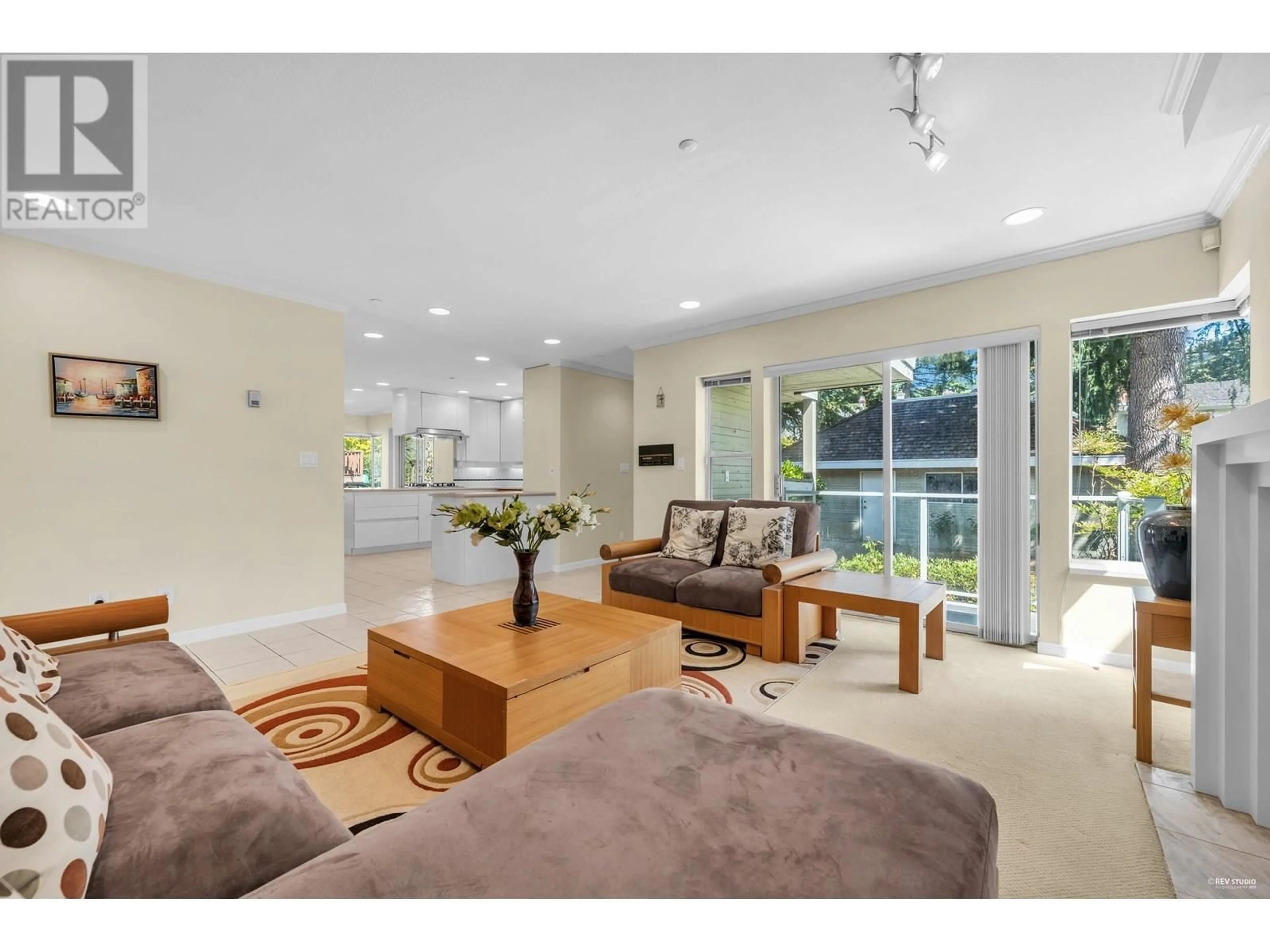 Living room with furniture, unknown for 3091 W 38TH AVENUE, Vancouver British Columbia V6N2X4
