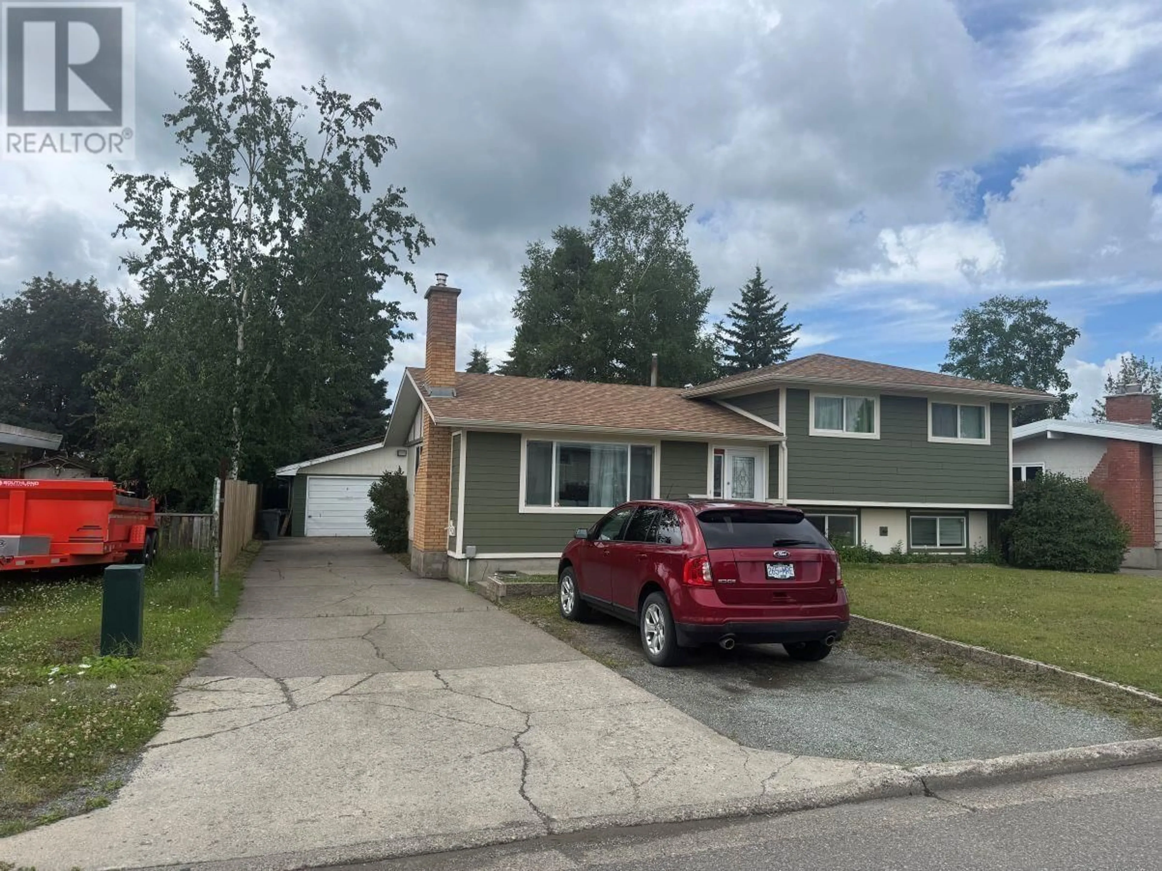 A pic from outside/outdoor area/front of a property/back of a property/a pic from drone, street for 275 QUINN STREET, Prince George British Columbia V2M3J6