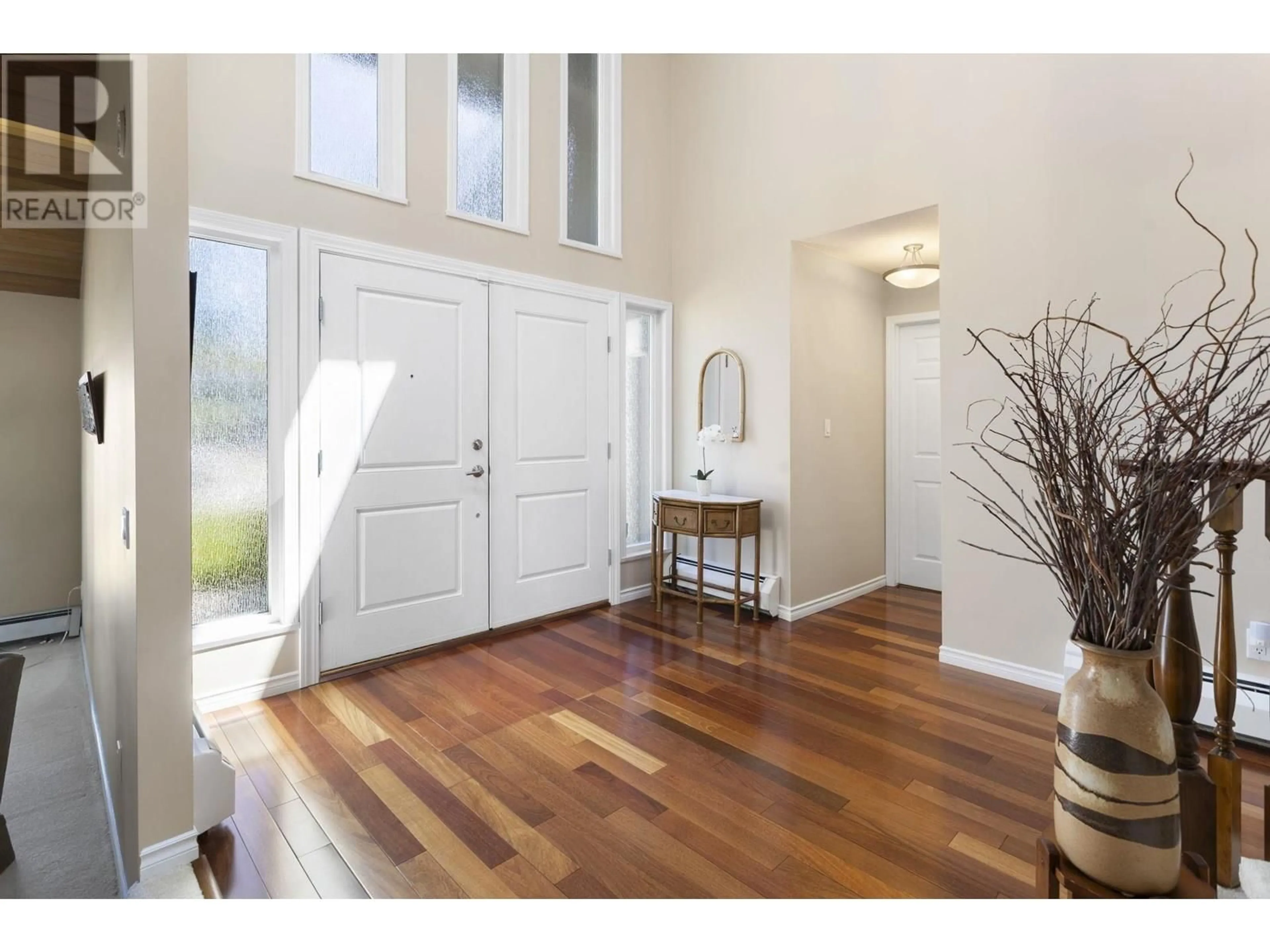 Indoor entryway for 6330 LOCHDALE STREET, Burnaby British Columbia V5B2M5