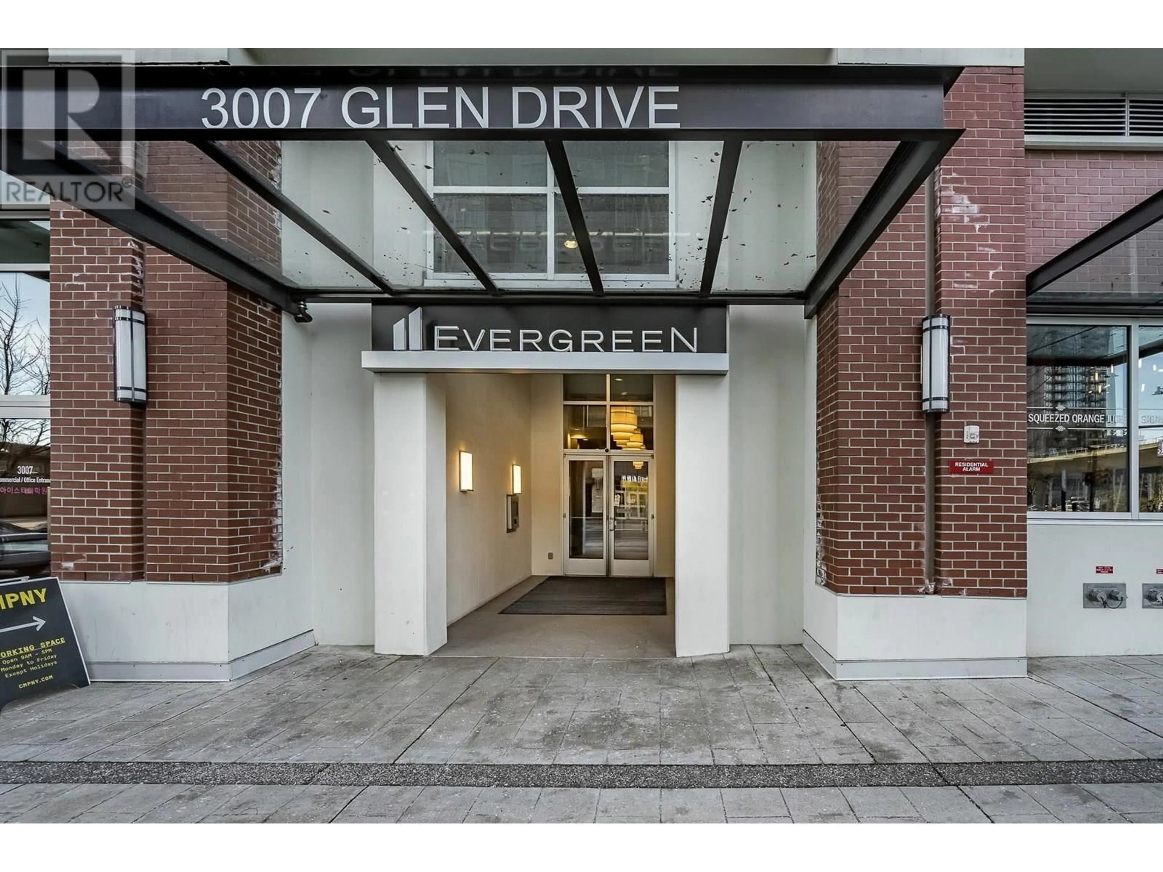 Indoor foyer for 1008 - 3007 GLEN DRIVE, Coquitlam British Columbia V3B0L8