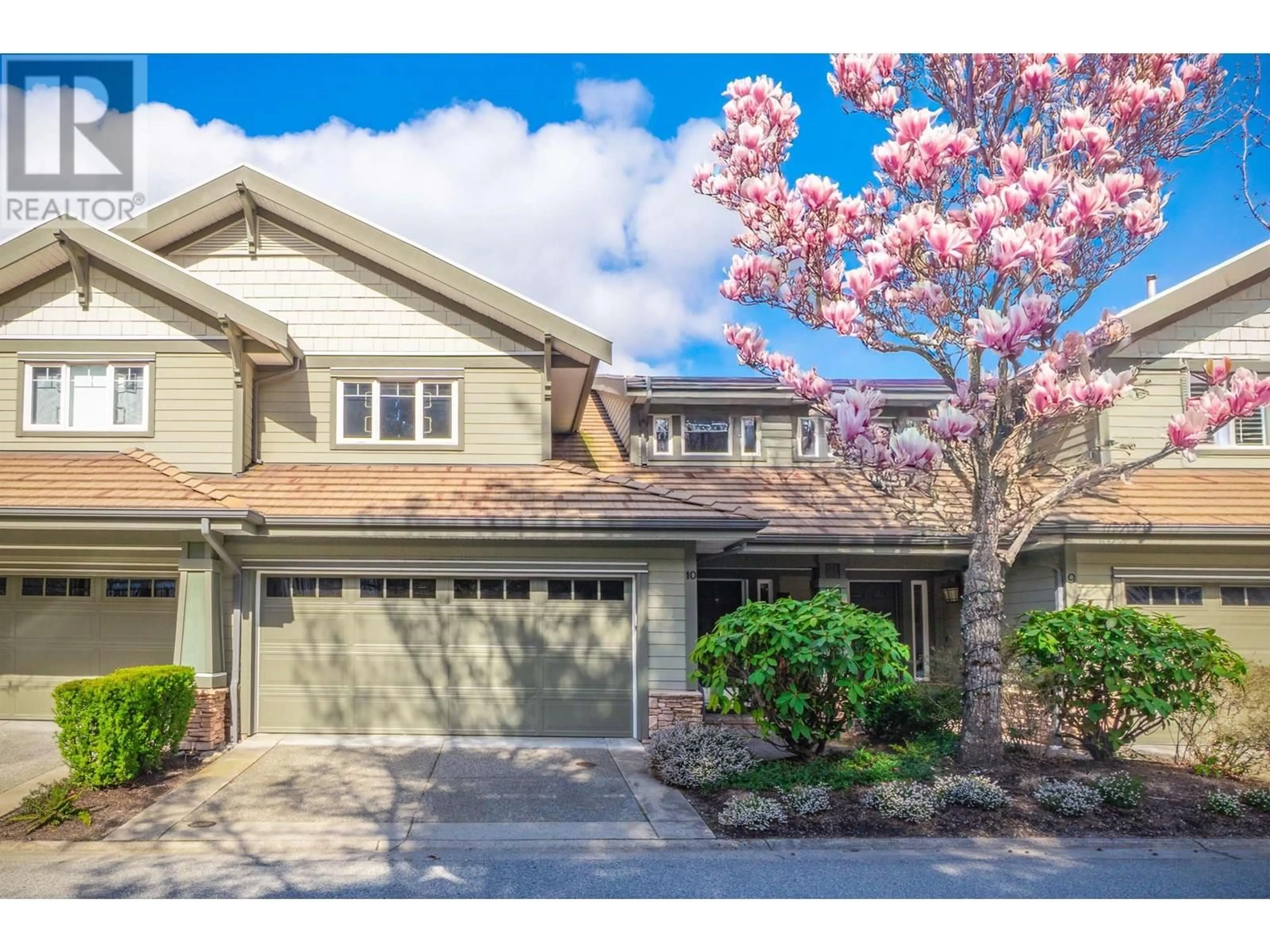 Home with vinyl exterior material, street for 10 BEACH DRIVE, Furry Creek British Columbia V0N3Z1