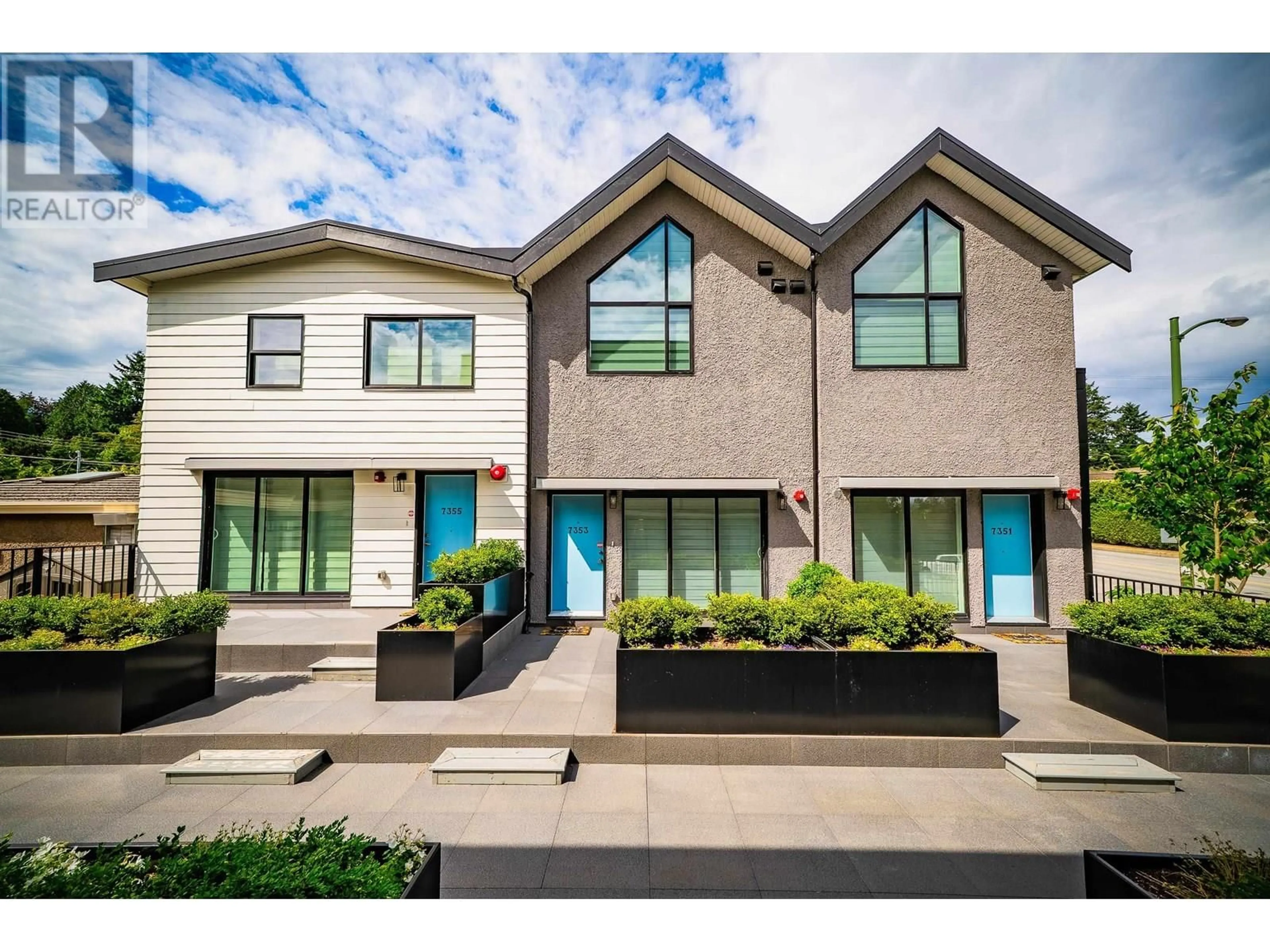 Home with vinyl exterior material, street for 7351 OAK STREET, Vancouver British Columbia V6P1V7