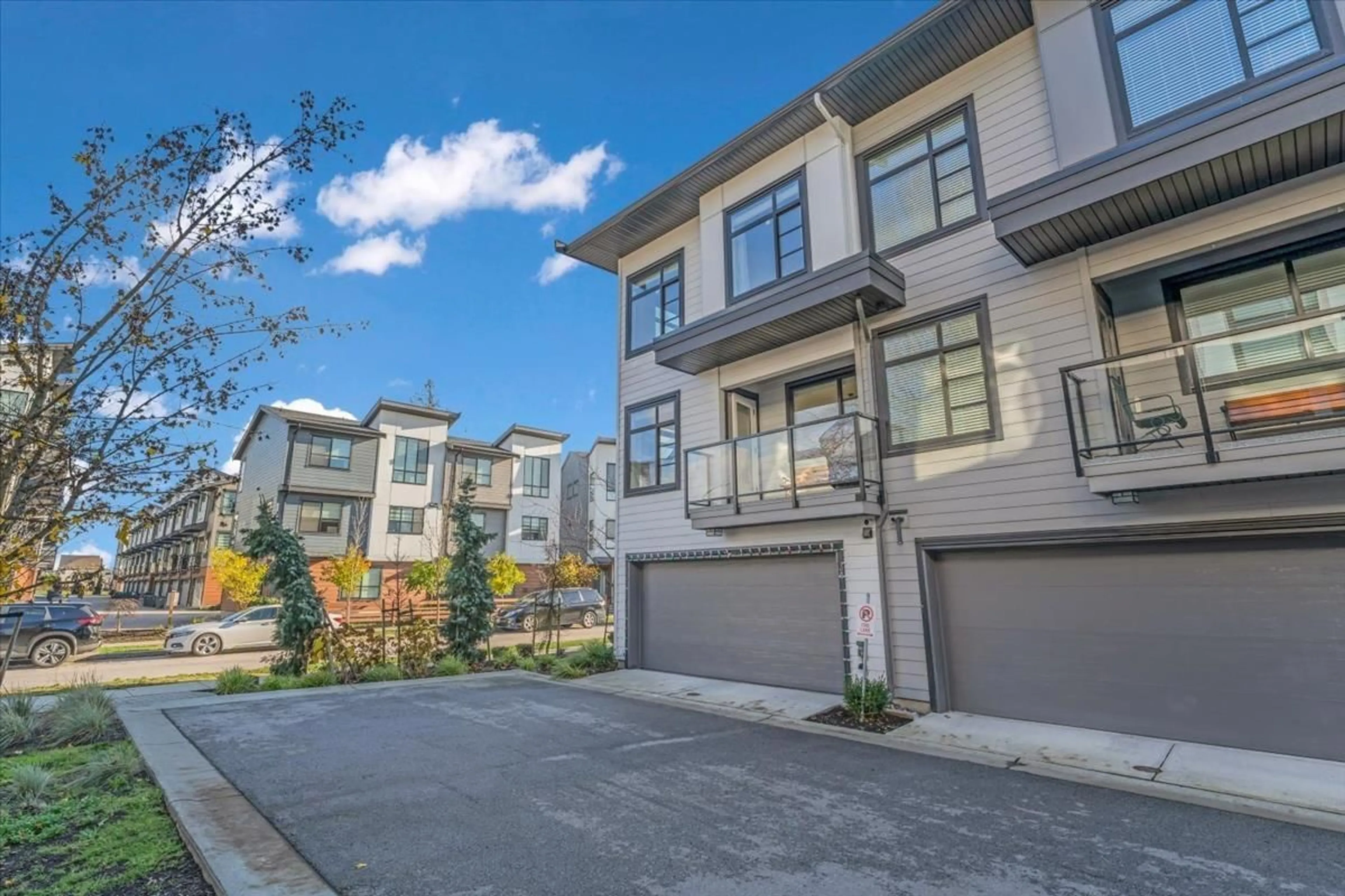 Home with vinyl exterior material, street for 30 - 7127 193A, Surrey British Columbia V4N0B8