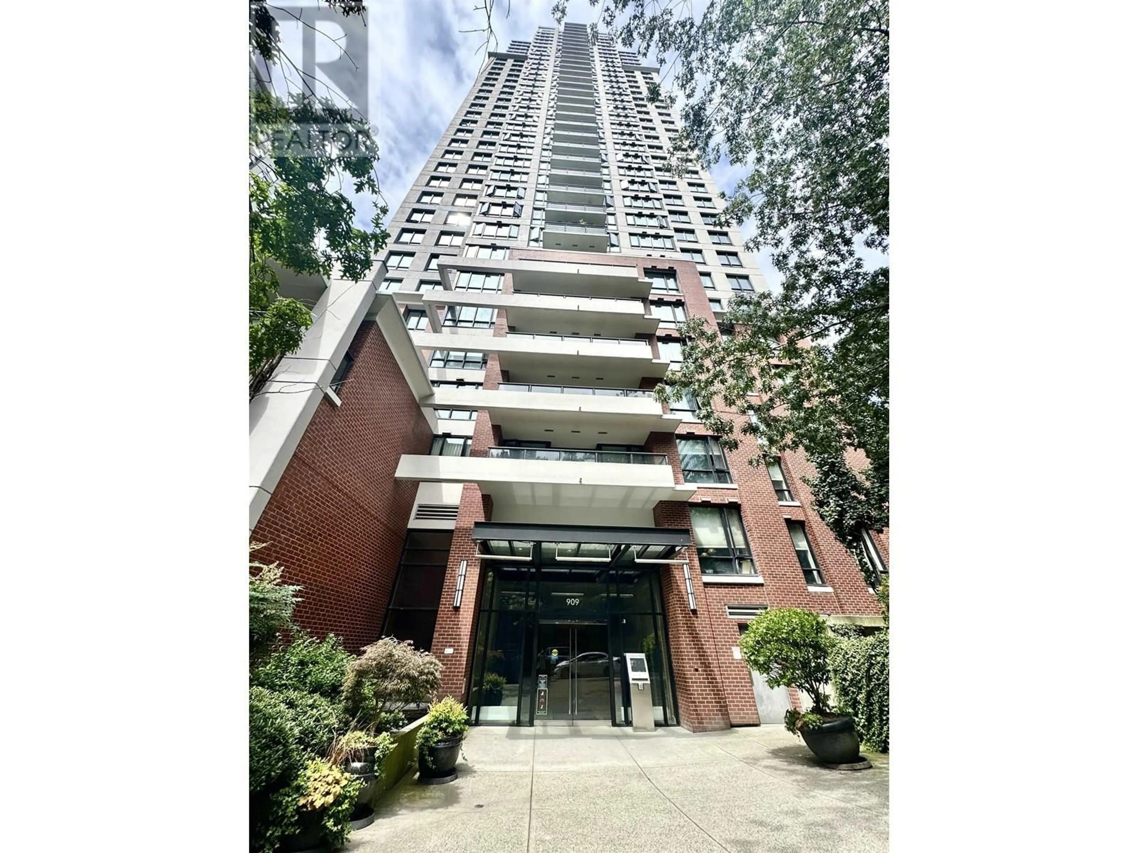 Indoor foyer for 1404 - 909 MAINLAND STREET, Vancouver British Columbia V6B1S3
