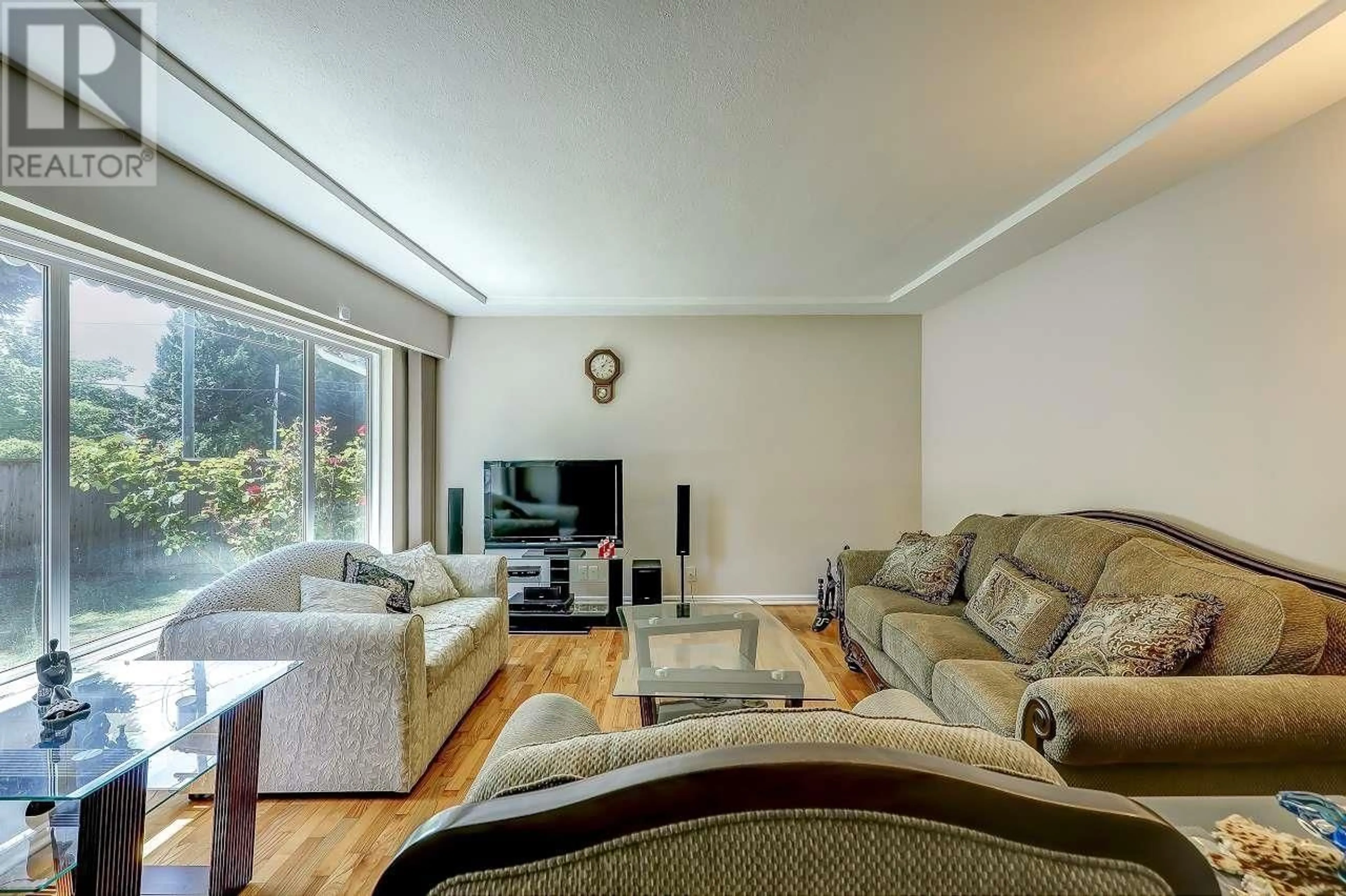 Living room with furniture, wood/laminate floor for 23979 118 AVENUE, Maple Ridge British Columbia V4R1Y8