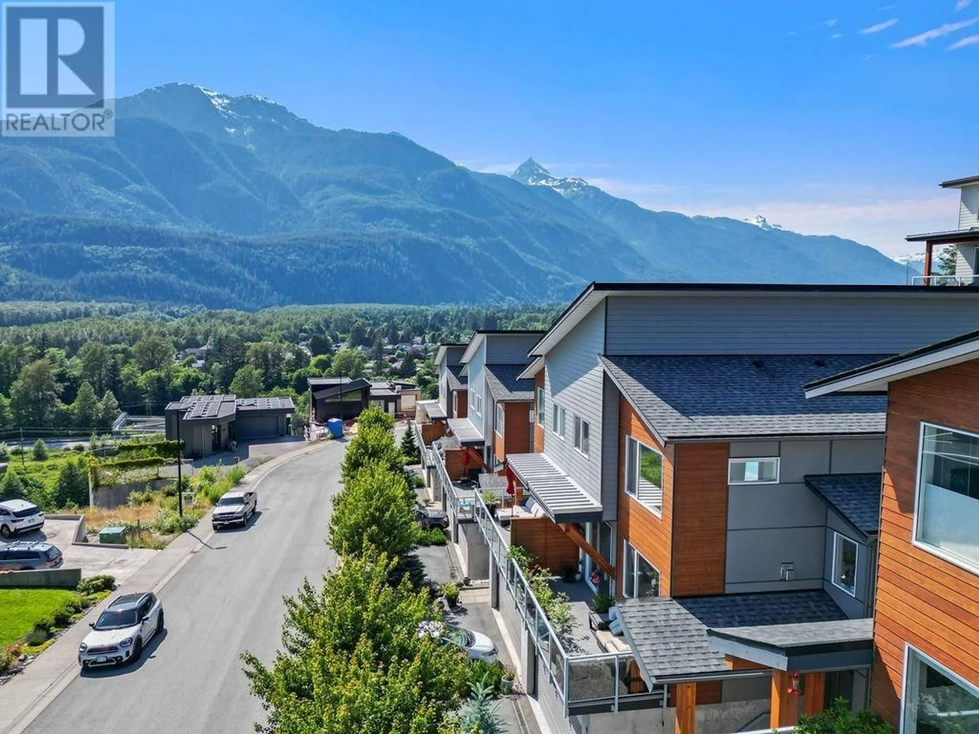 A pic from outside/outdoor area/front of a property/back of a property/a pic from drone, mountain view for 41320 HORIZON DRIVE, Squamish British Columbia V8B0Y7