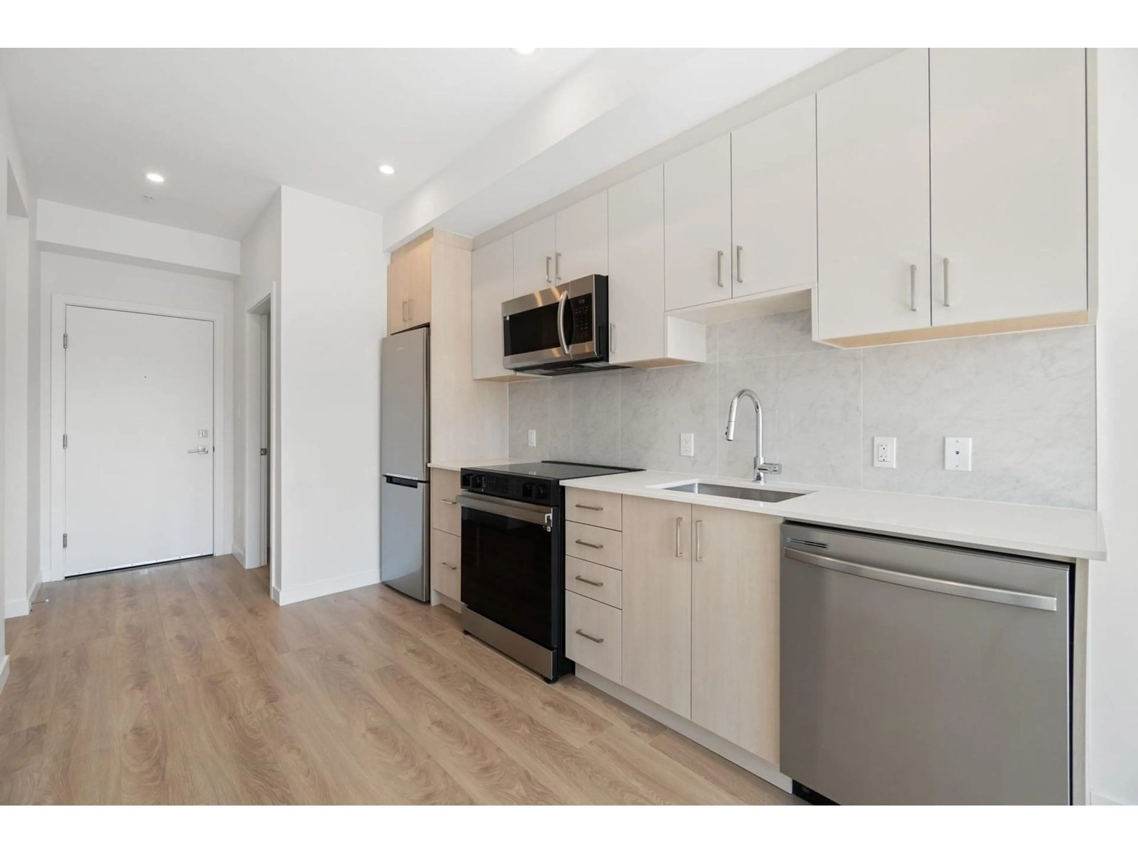 Standard kitchen, wood/laminate floor for W412 - 13838 108, Surrey British Columbia V3T0T8