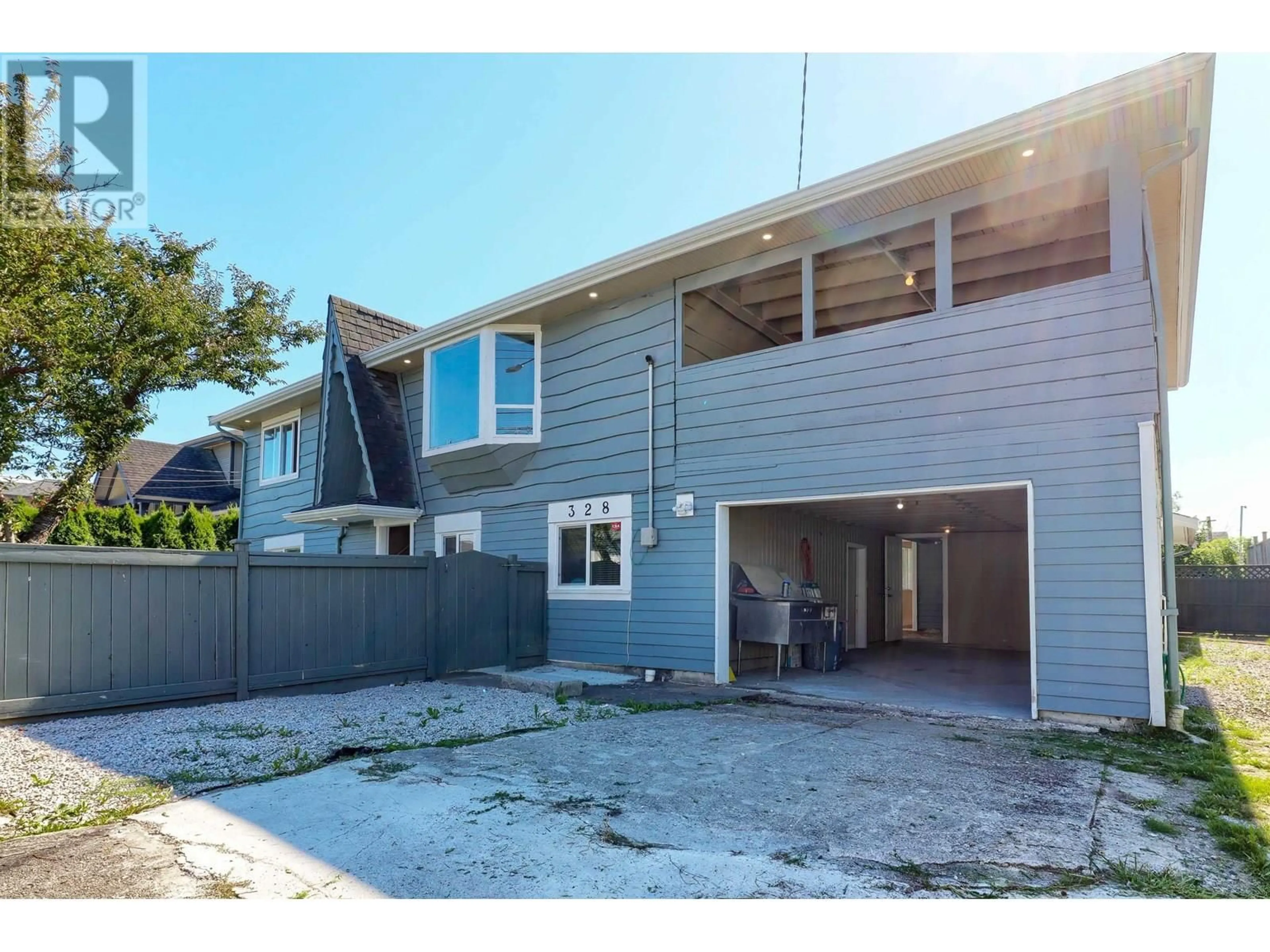 A pic from outside/outdoor area/front of a property/back of a property/a pic from drone, street for 328 FENTON STREET, New Westminster British Columbia V3M5H9