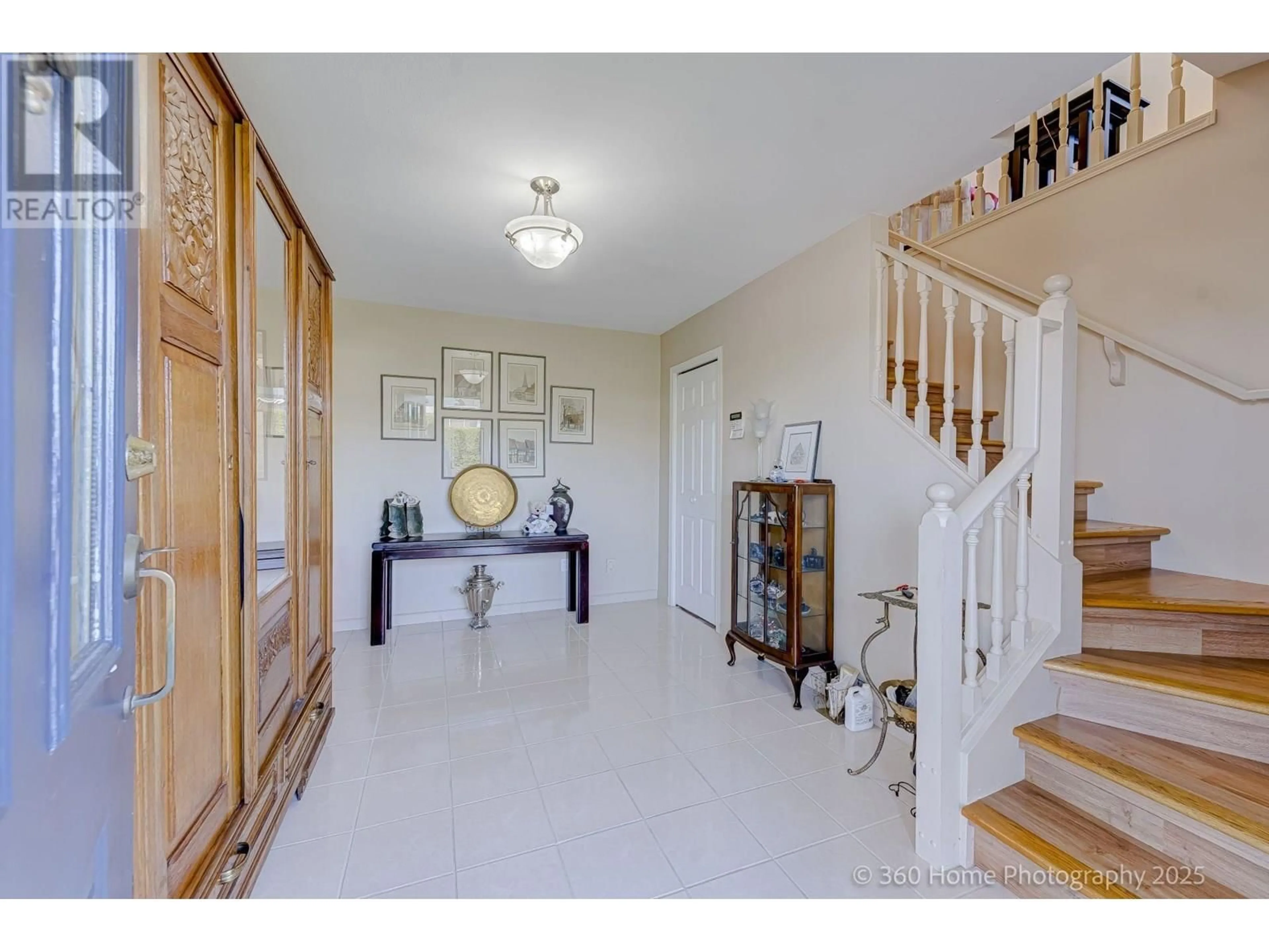 Indoor foyer for 6534 HOLLY PARK DRIVE, Delta British Columbia V4K4Y7