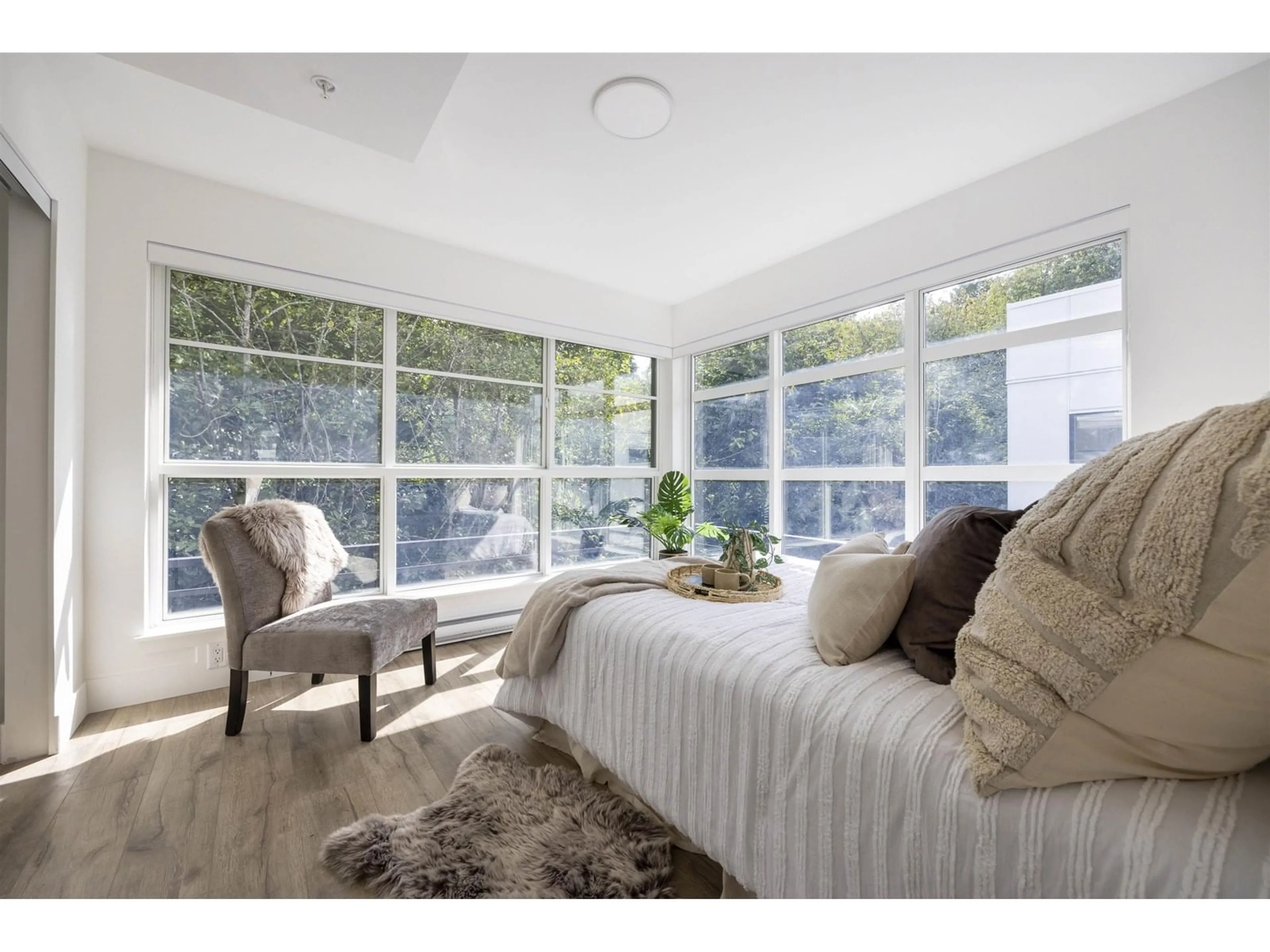 Living room with furniture, unknown for 4 - 6328 KING GEORGE, Surrey British Columbia V3X1E6