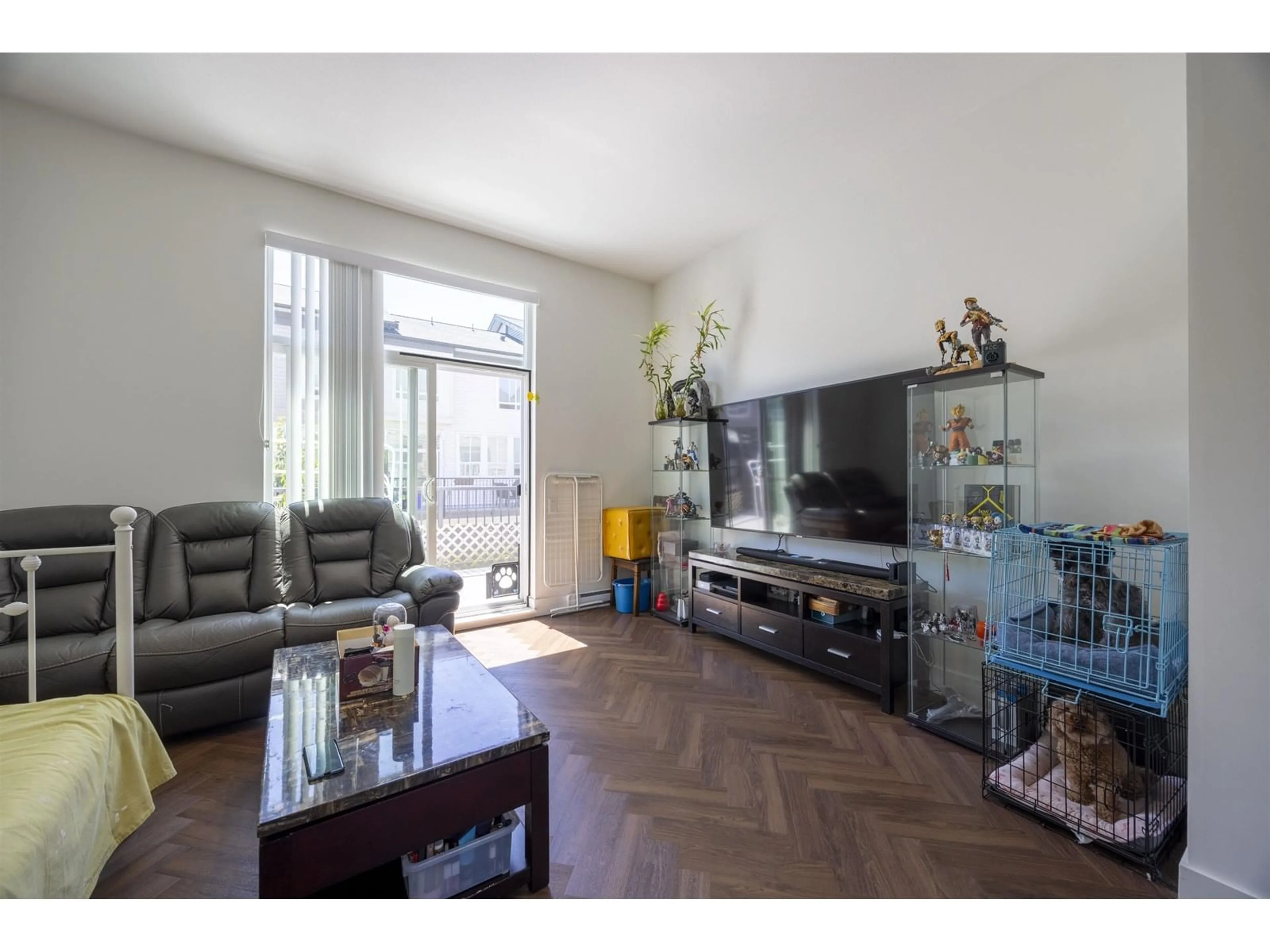 Living room with furniture, unknown for 15 - 15828 27, Surrey British Columbia V3Z0X4