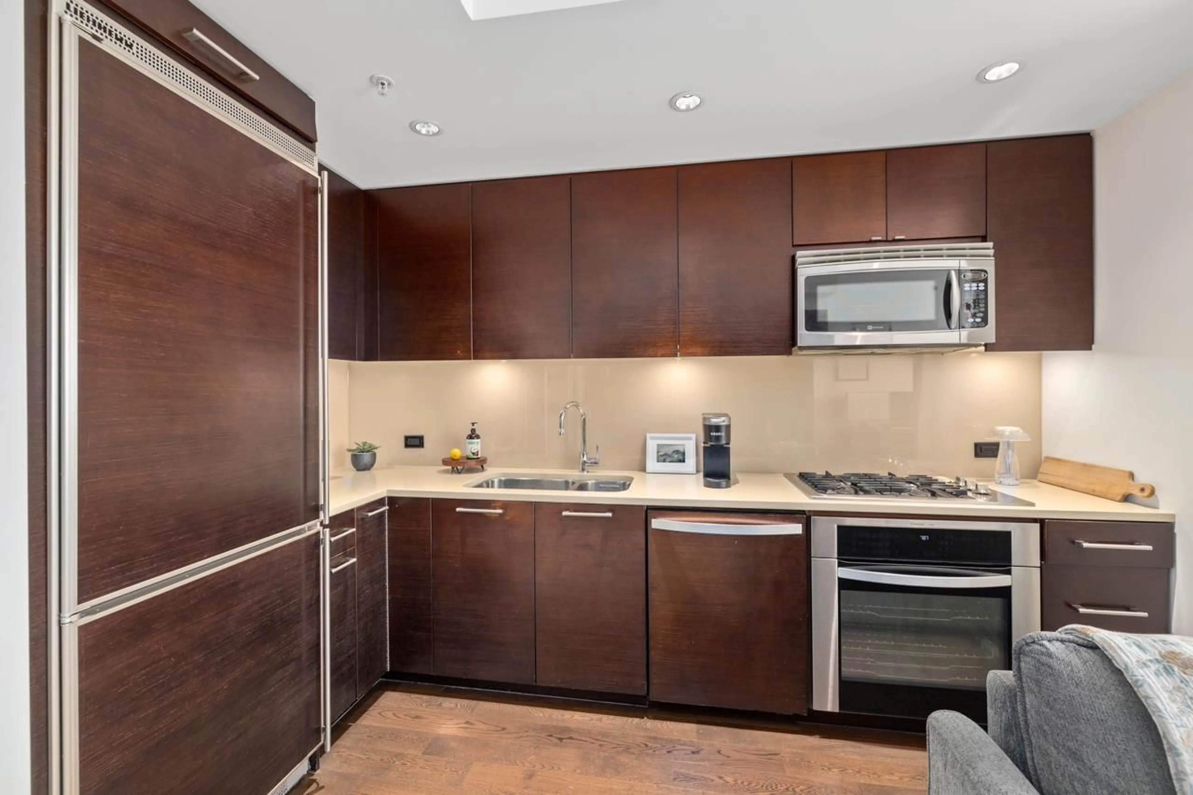 Standard kitchen, ceramic/tile floor for 905 - 1473 JOHNSTON, White Rock British Columbia V4B0A2