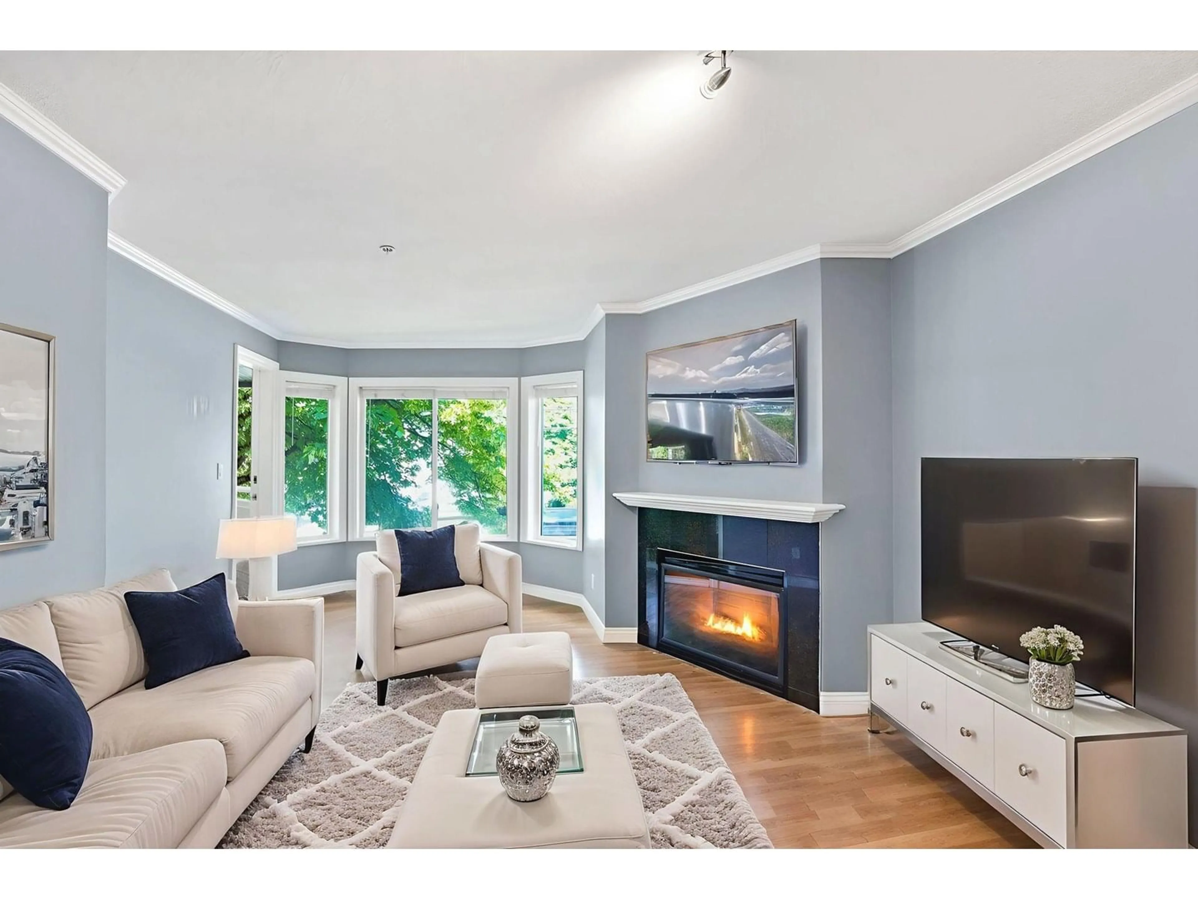 Living room with furniture, wood/laminate floor for 212 - 12110 80, Surrey British Columbia V3W0V2
