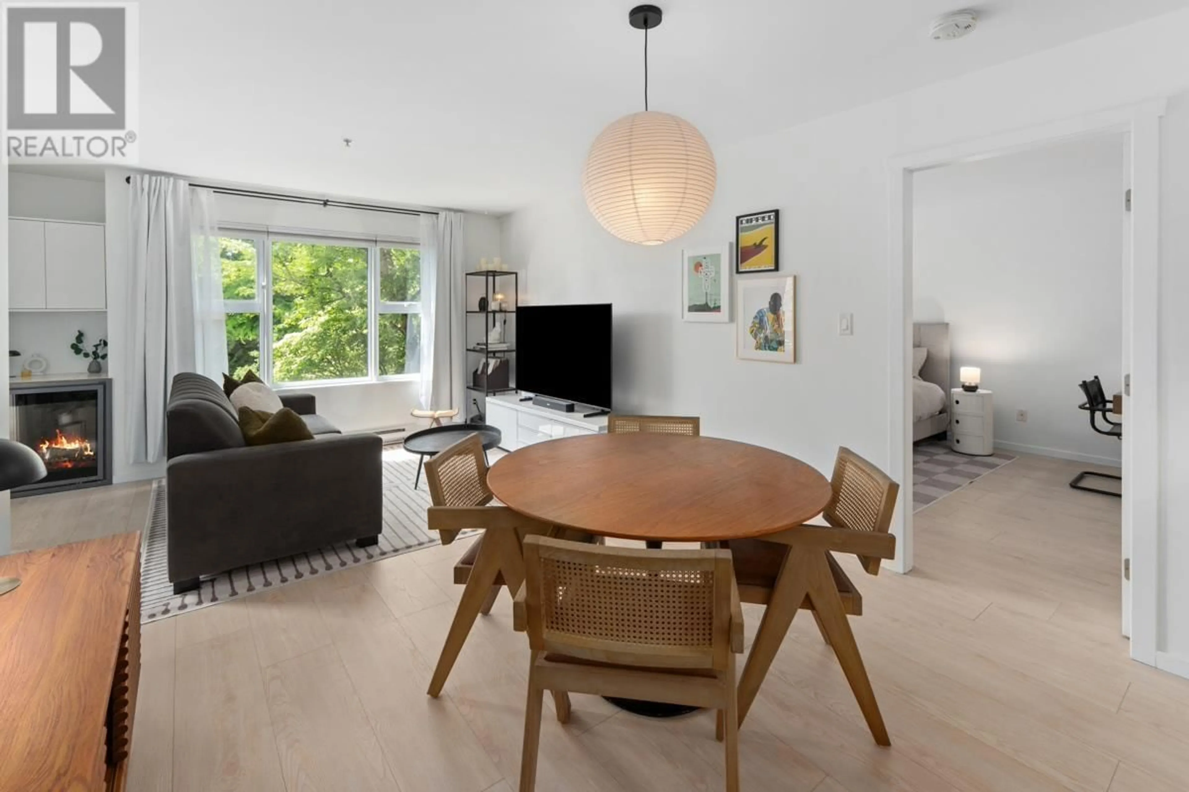 Living room with furniture, wood/laminate floor for 316 - 315 KNOX STREET, New Westminster British Columbia V3L0B5