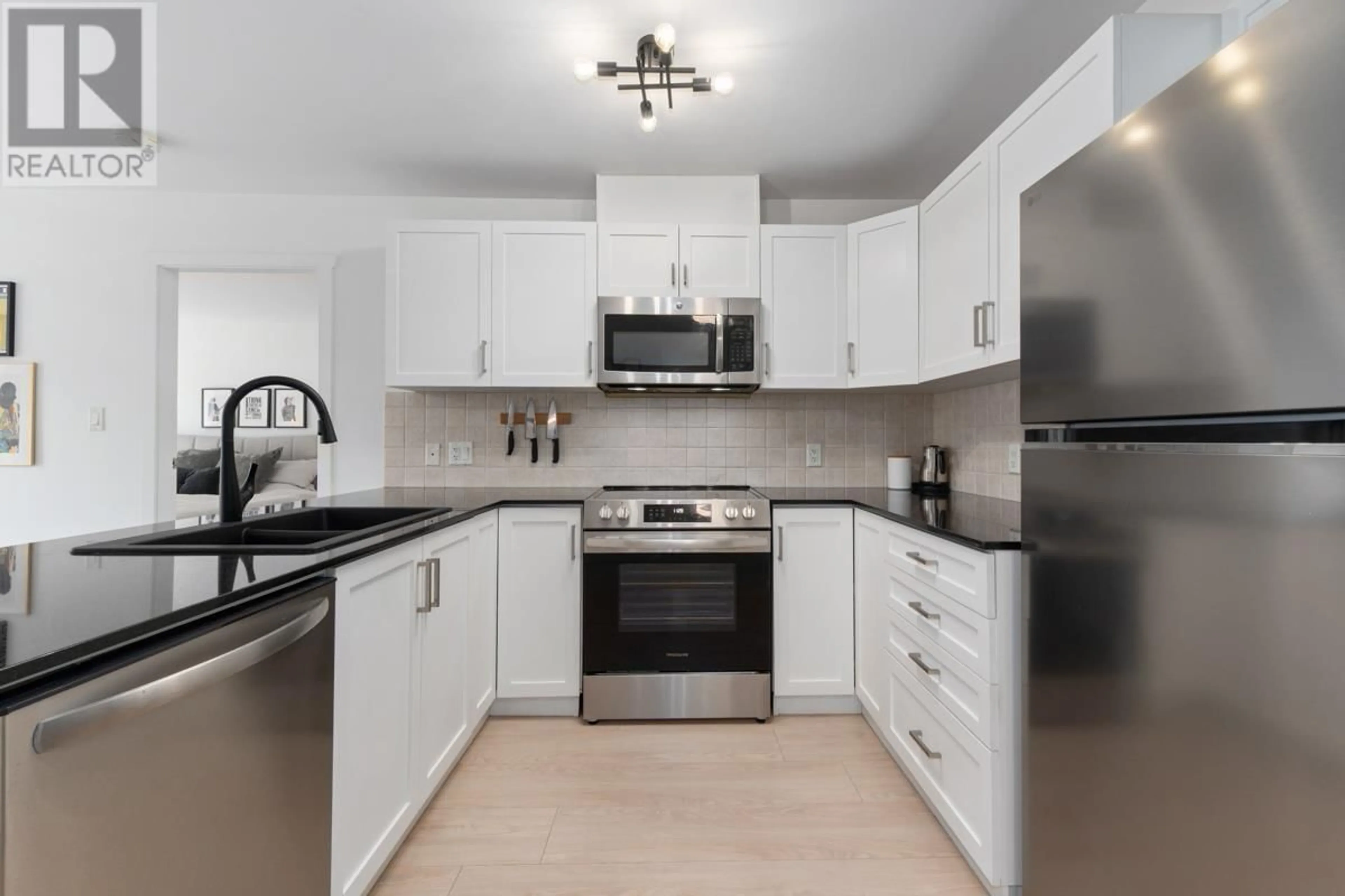 Standard kitchen, ceramic/tile floor for 316 - 315 KNOX STREET, New Westminster British Columbia V3L0B5