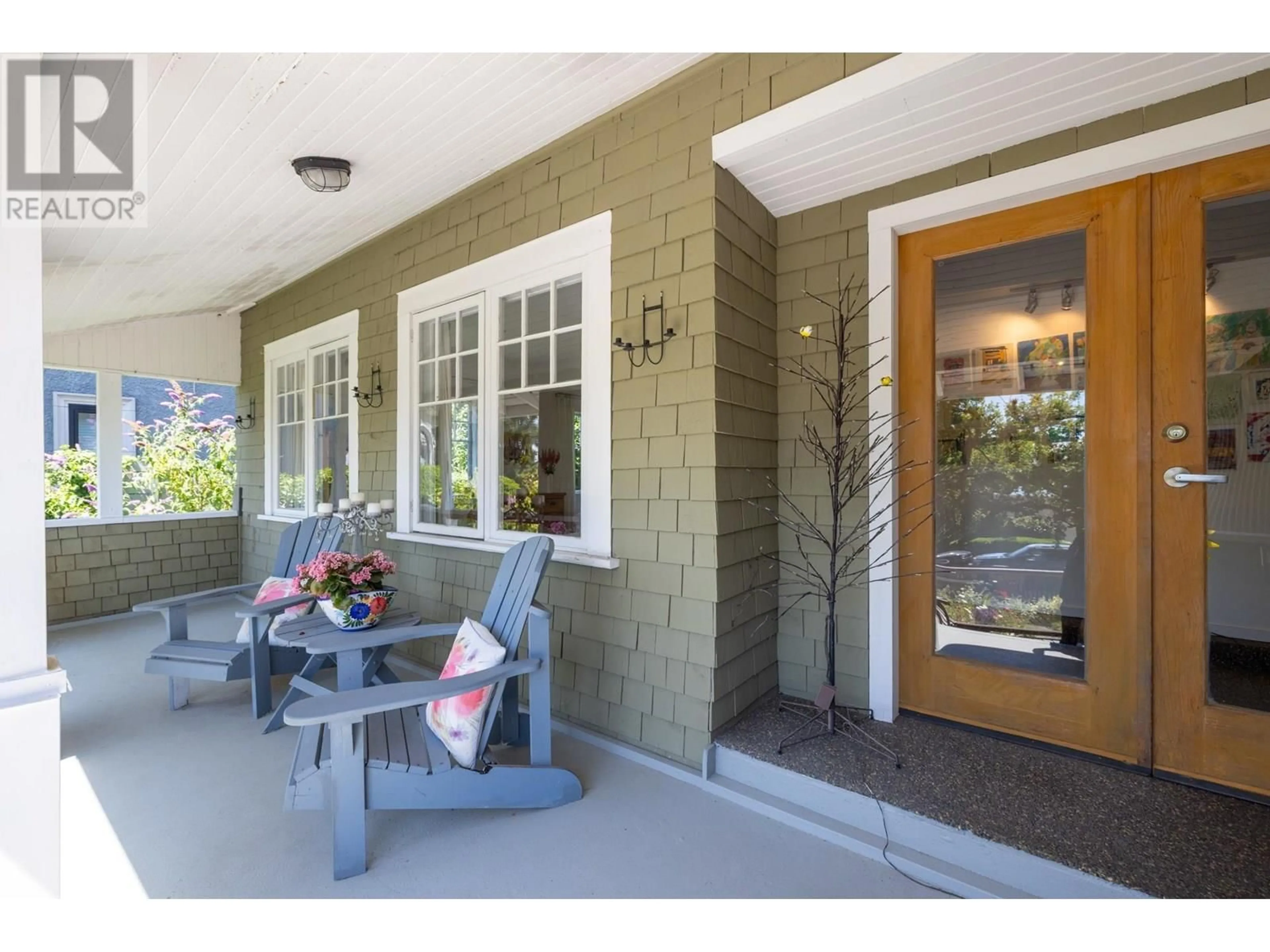 Indoor entryway for 2433 MATHERS AVENUE, West Vancouver British Columbia V7V2H9