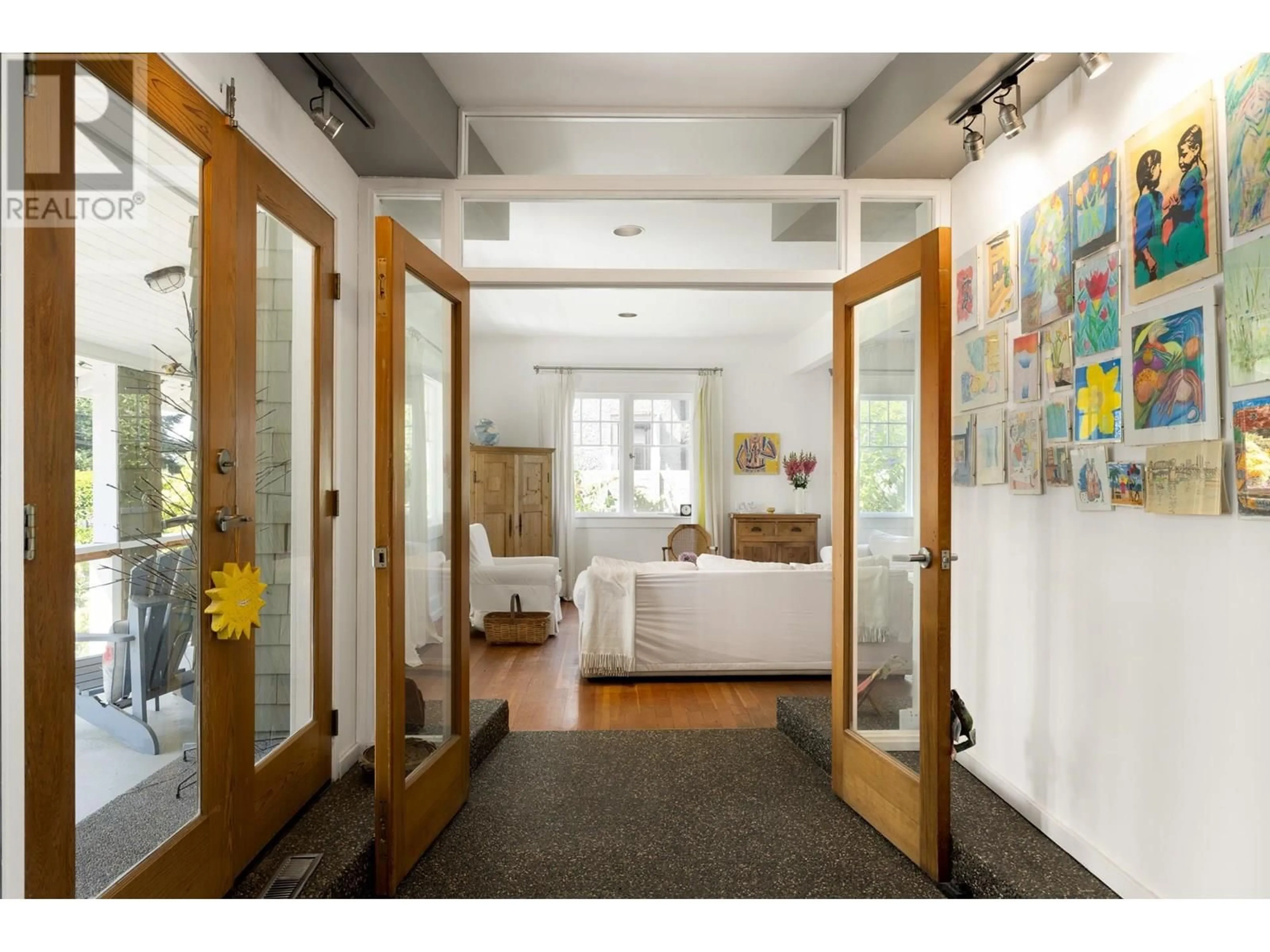 Indoor entryway for 2433 MATHERS AVENUE, West Vancouver British Columbia V7V2H9