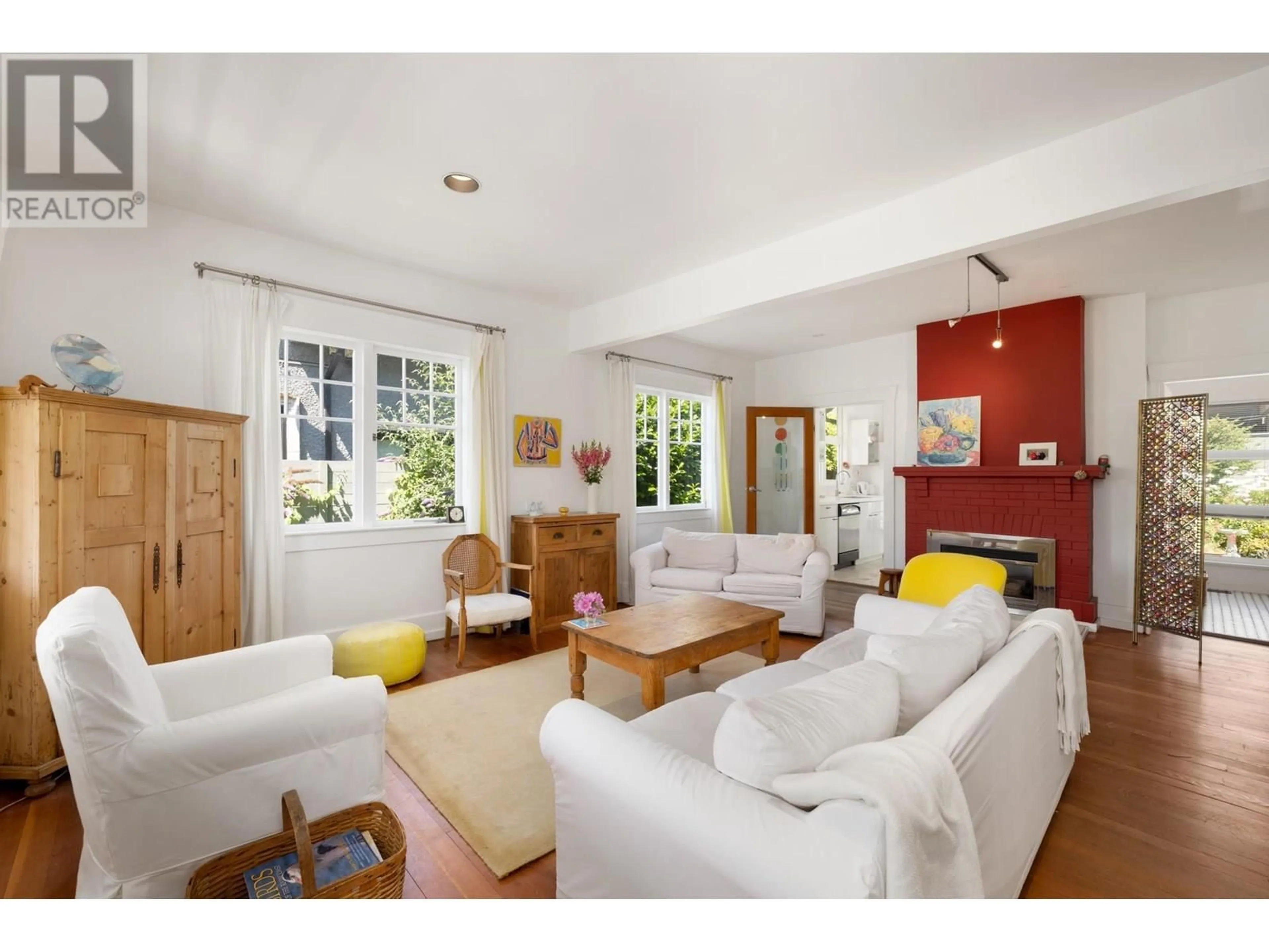 Living room with furniture, unknown for 2433 MATHERS AVENUE, West Vancouver British Columbia V7V2H9