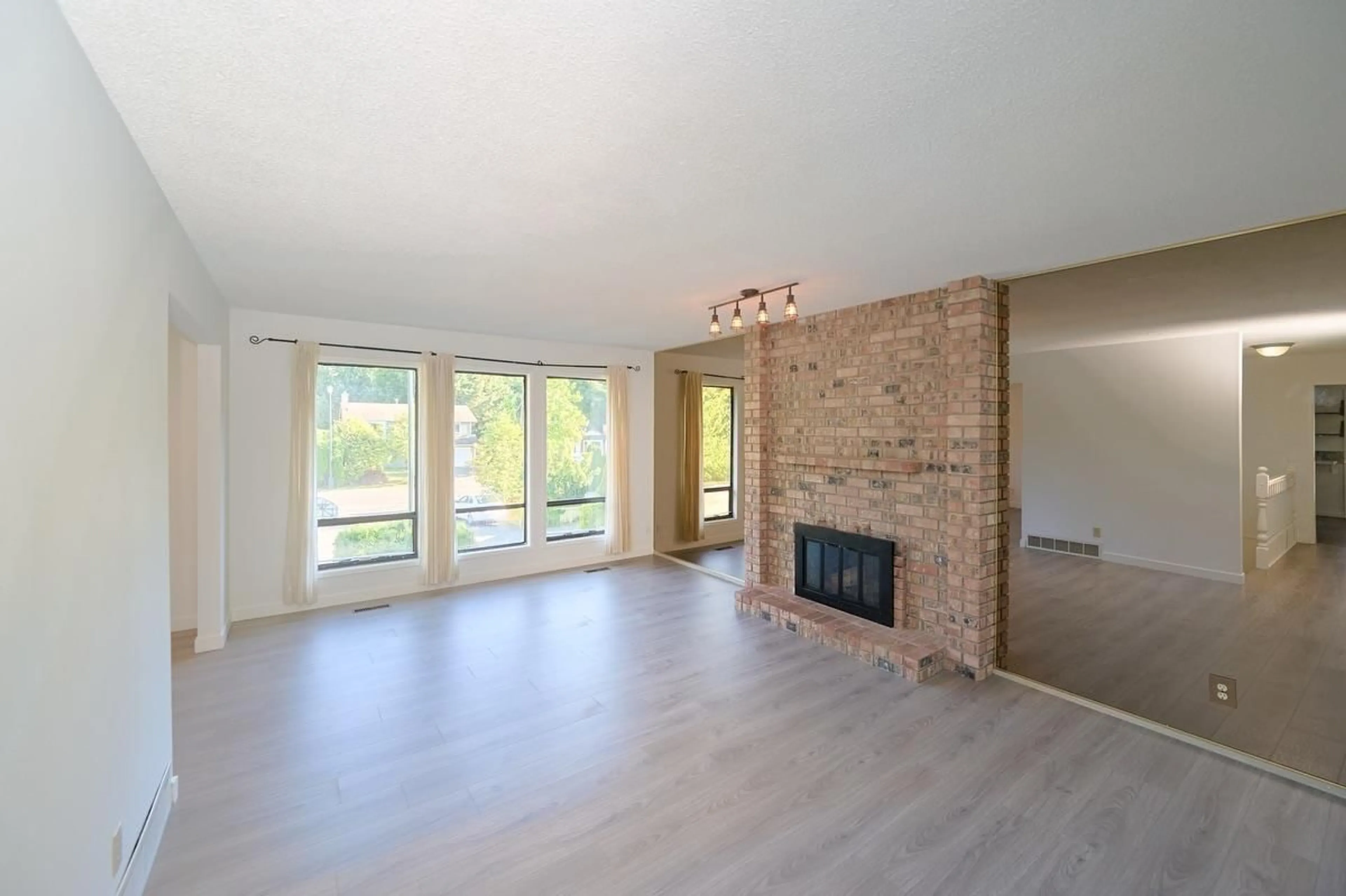 Living room with furniture, wood/laminate floor for 14323 18, Surrey British Columbia V4A7K1