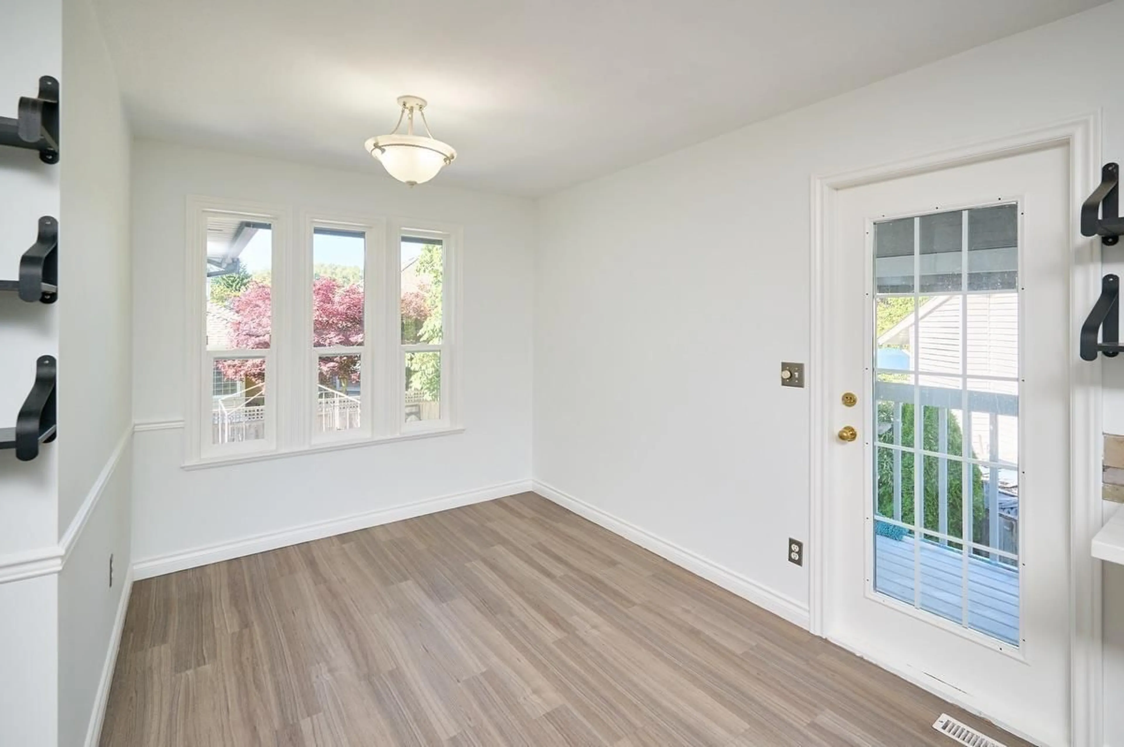 Indoor entryway for 14323 18, Surrey British Columbia V4A7K1