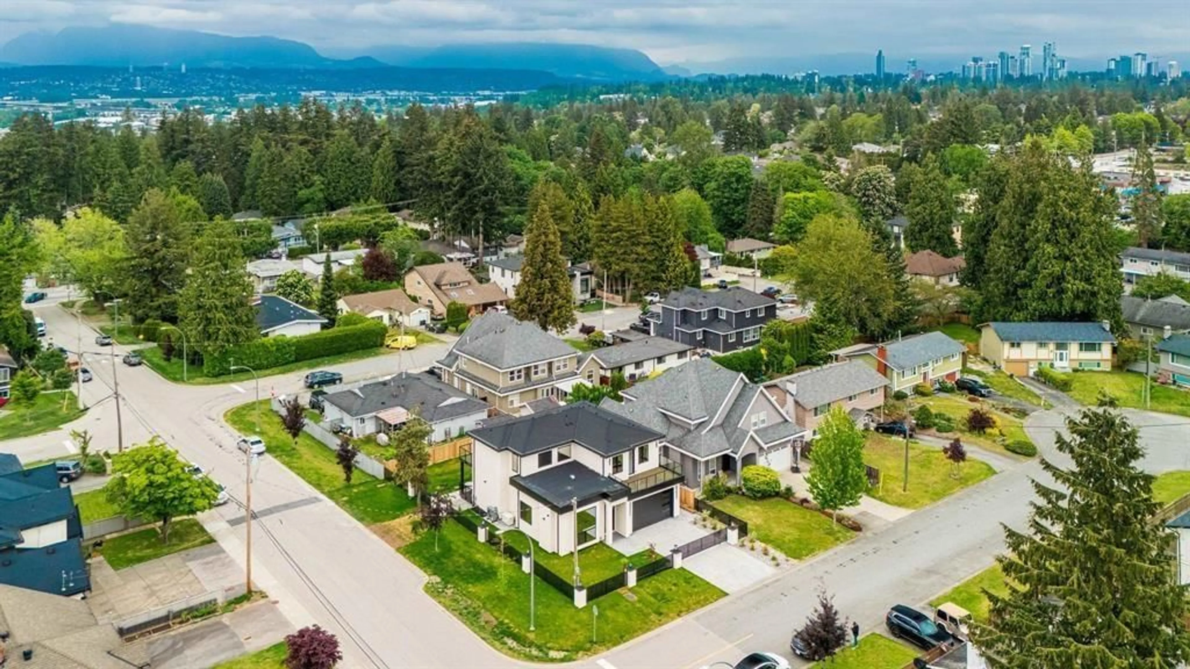 A pic from outside/outdoor area/front of a property/back of a property/a pic from drone, mountain view for 9524 118, Delta British Columbia V4C6J5