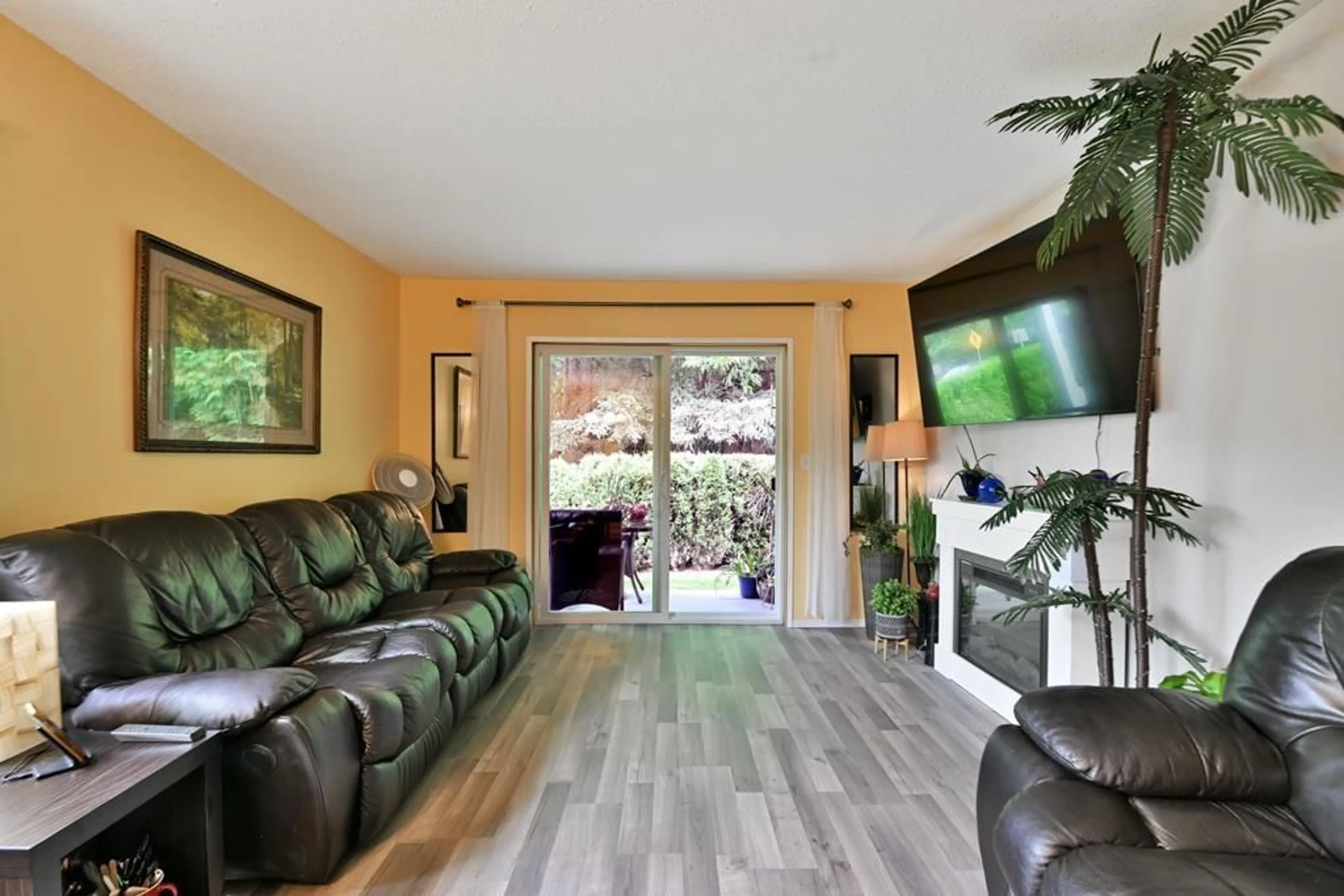 Living room with furniture, unknown for 1 - 32286 7TH, Mission British Columbia V2V6K3