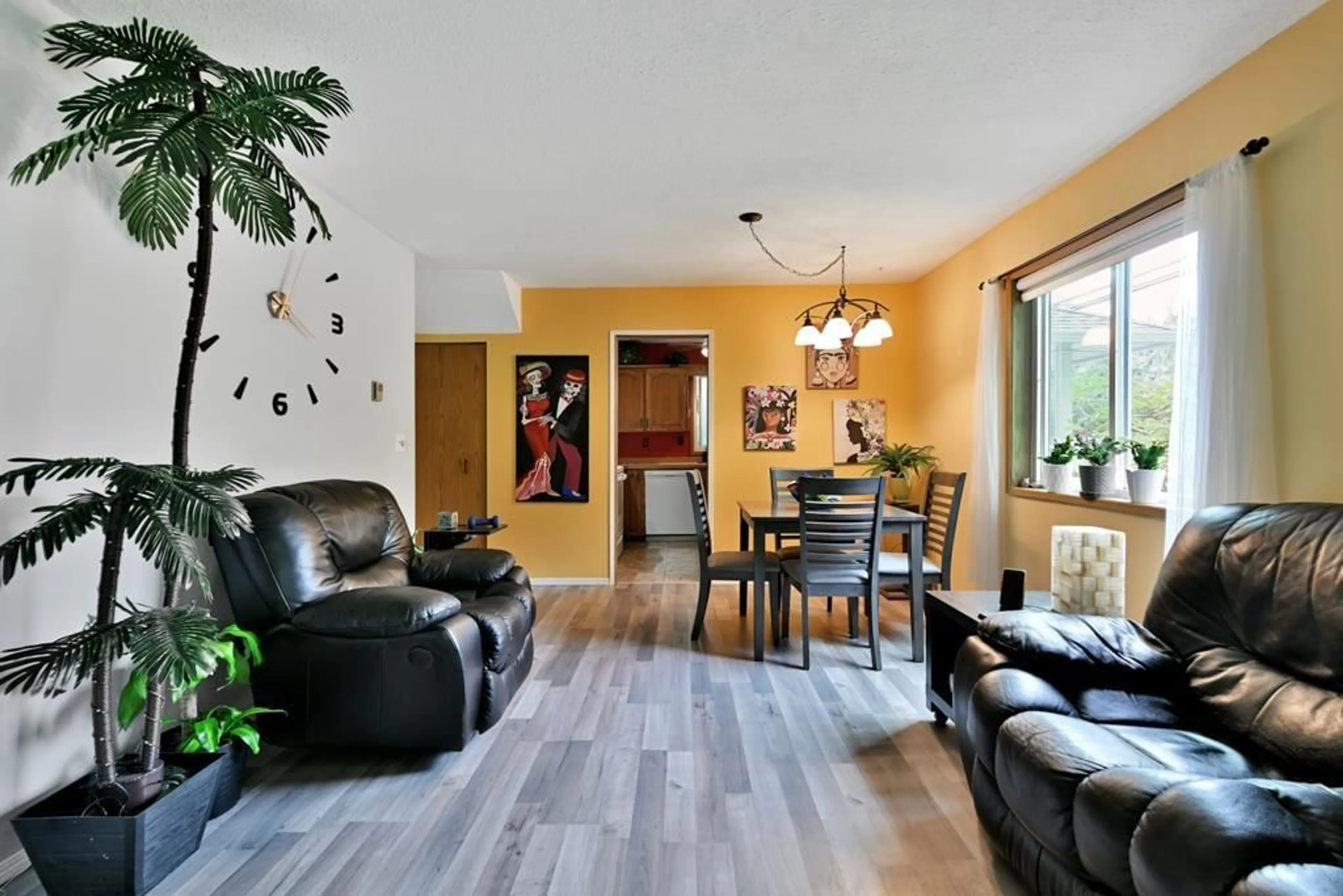 Living room with furniture, wood/laminate floor for 1 - 32286 7TH, Mission British Columbia V2V6K3